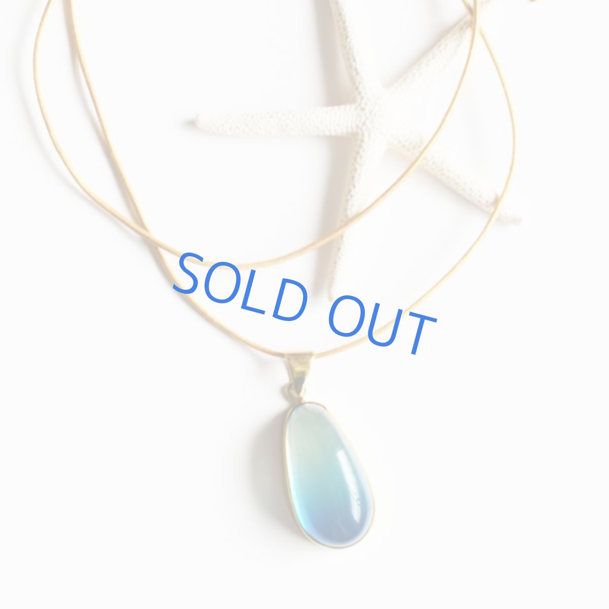 画像6: 【限定1・D】超希少石! 海を閉じ込めた グラデーション サファイアブルーアンバー ゴールドカラー牛革コード ロングネックレス 約85cm (6)