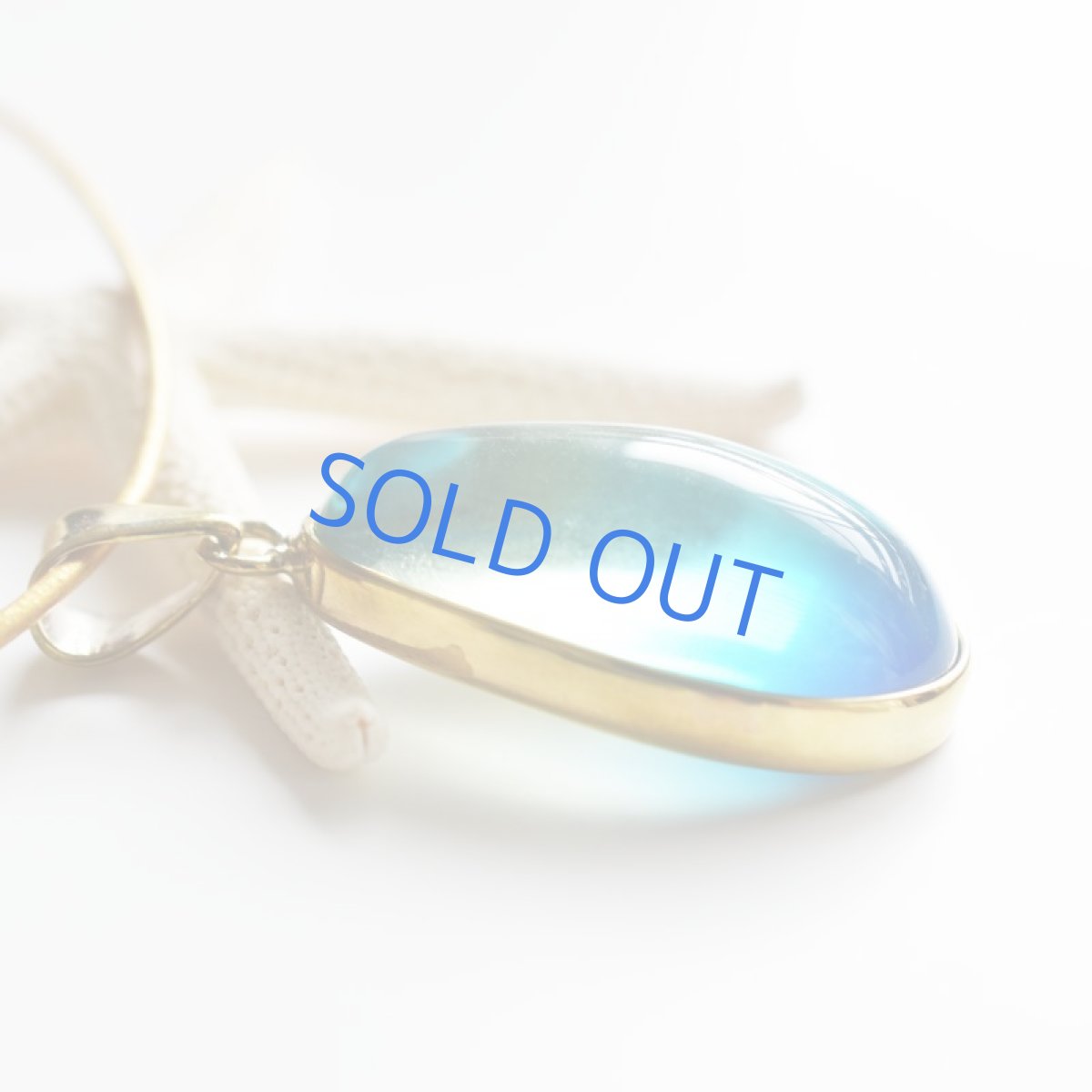 画像5: 【限定1・F】超希少石! 海を閉じ込めた バイカラー イエロー×ブルーカラーアンバー ゴールドカラー牛革コード ロングネックレス 約85cm (5)