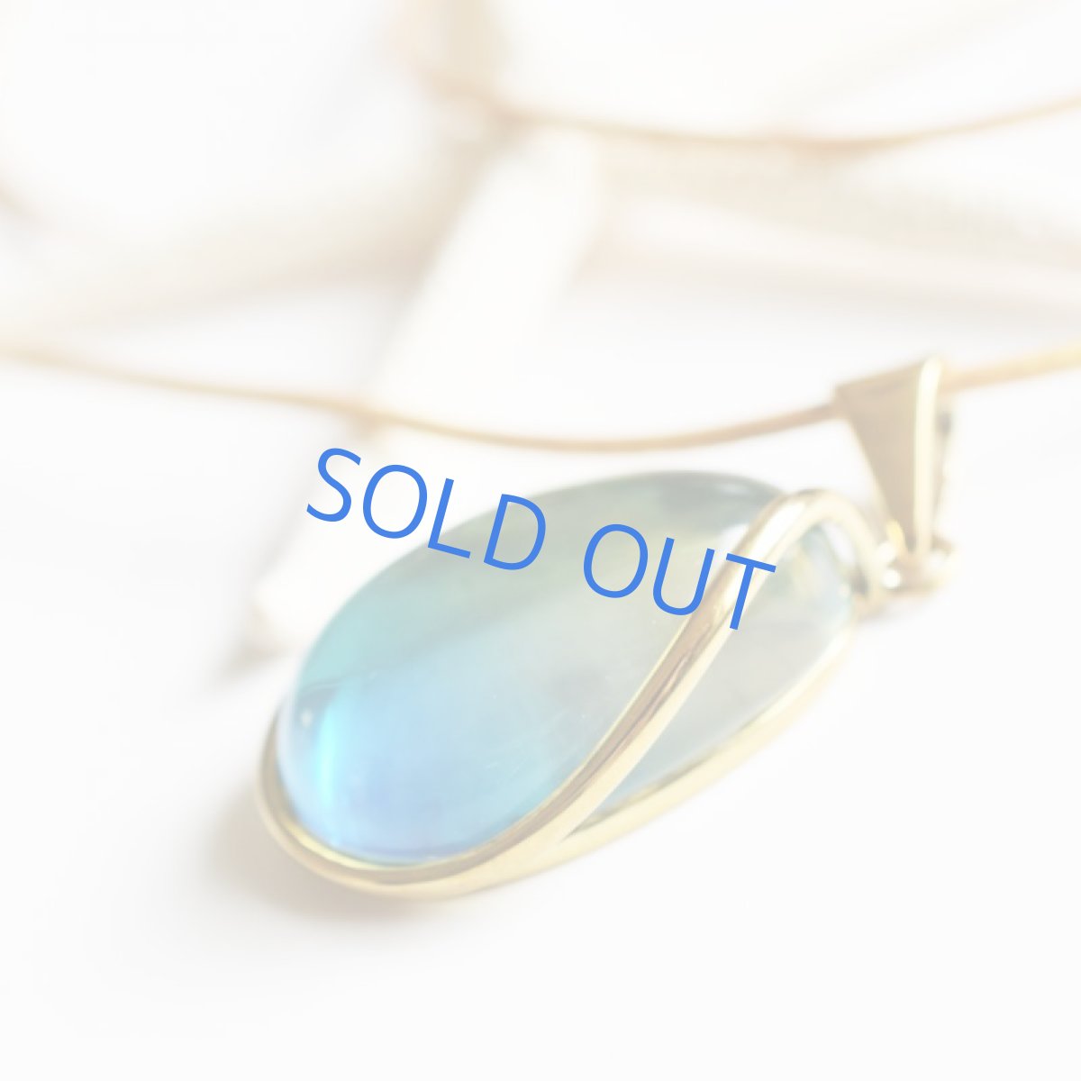 画像6: 【限定1・G】超希少石! 海を閉じ込めた グラデーション サファイアブルーアンバー ゴールドカラー牛革コード ロングネックレス 約85cm (6)