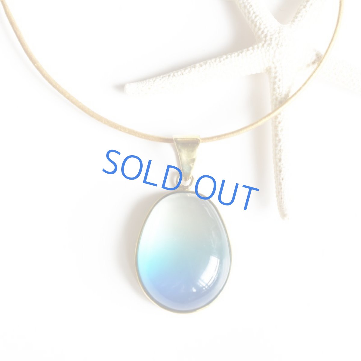 画像3: 【限定1・A】超希少石! 海を閉じ込めた グラデーション 超大粒ブルーアンバー ゴールドカラー牛革コード ロングネックレス 約85cm (3)