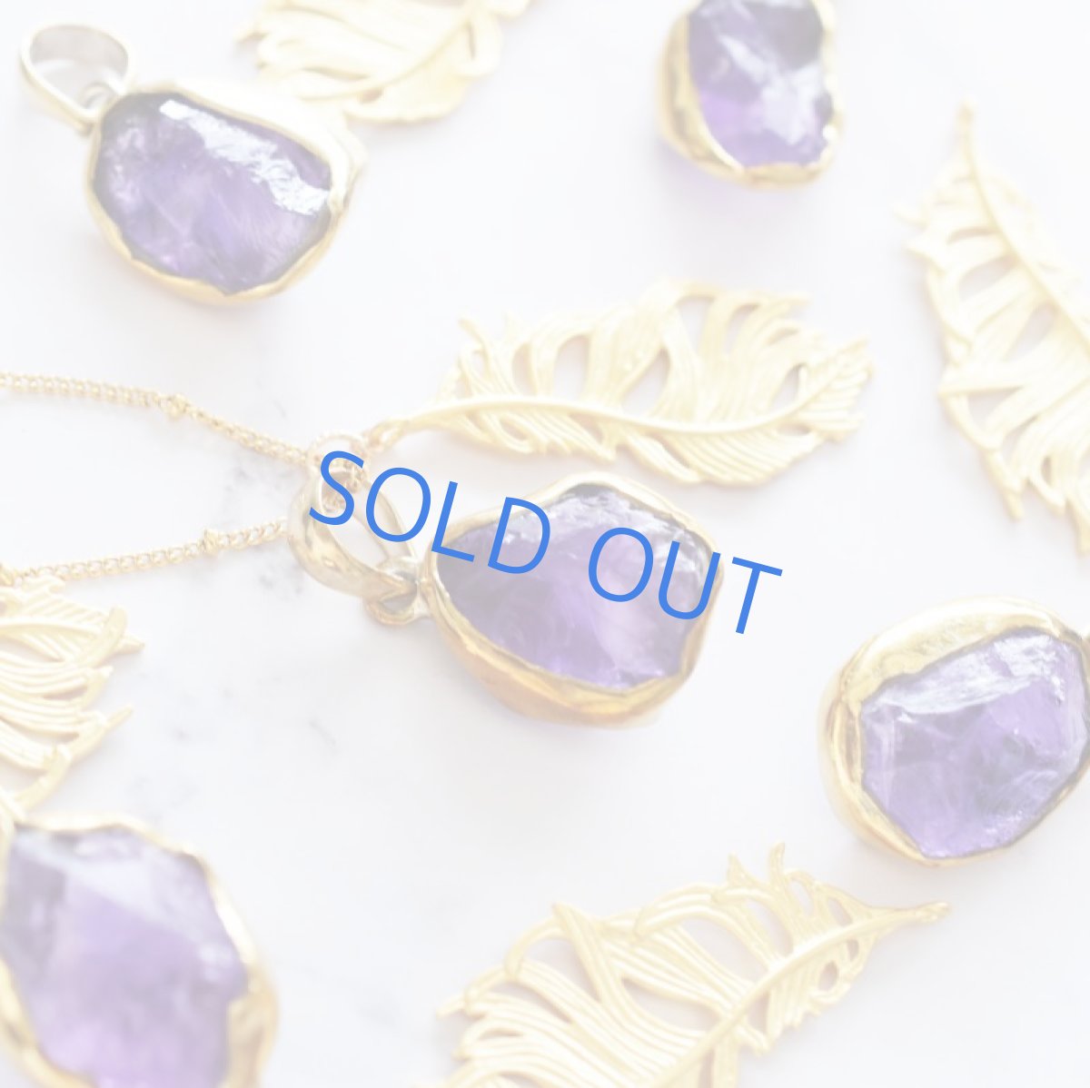 画像1: 【残り1】原石ラフロック　大粒アメジスト　フェザーチャーム　金属アレルギー対応サージカルステンレス60cm (1)