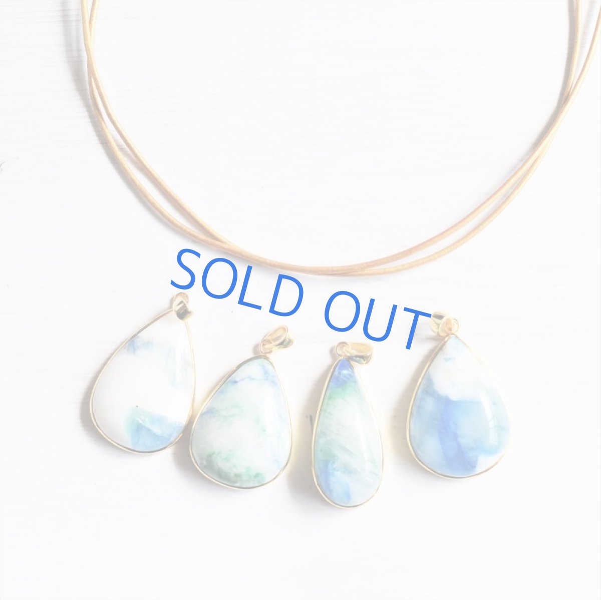 画像5: 【1点もの・C】希少石!超大粒 クァントムクアトロシリカ ゴールド牛革コードロングネックレス (5)