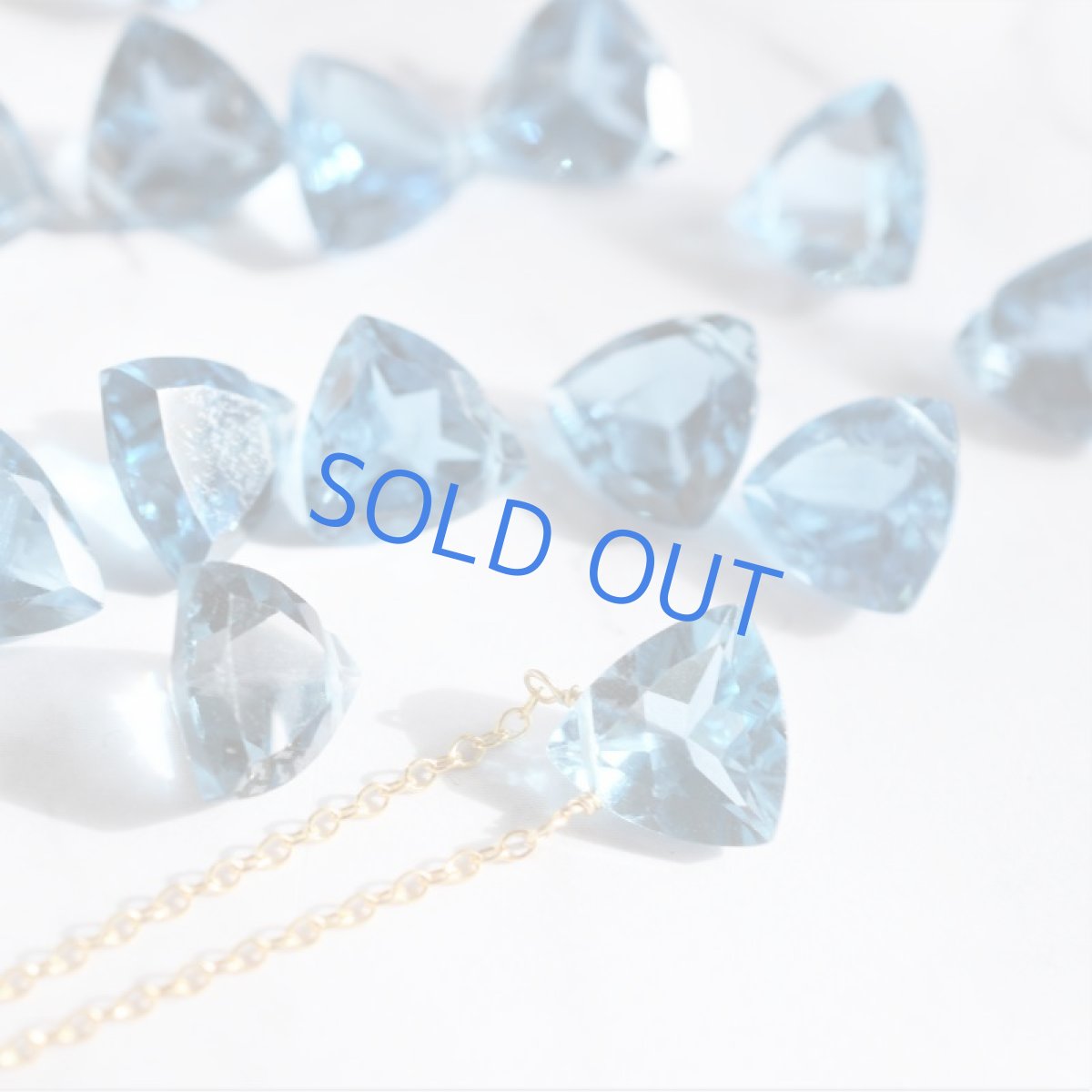 画像4: Creema特集掲載【訳あり・残り3】宝石用ルース　大粒　ロンドンブルートパーズ　トライアングルジェム　サージカルステンレスネックレス40cm (4)