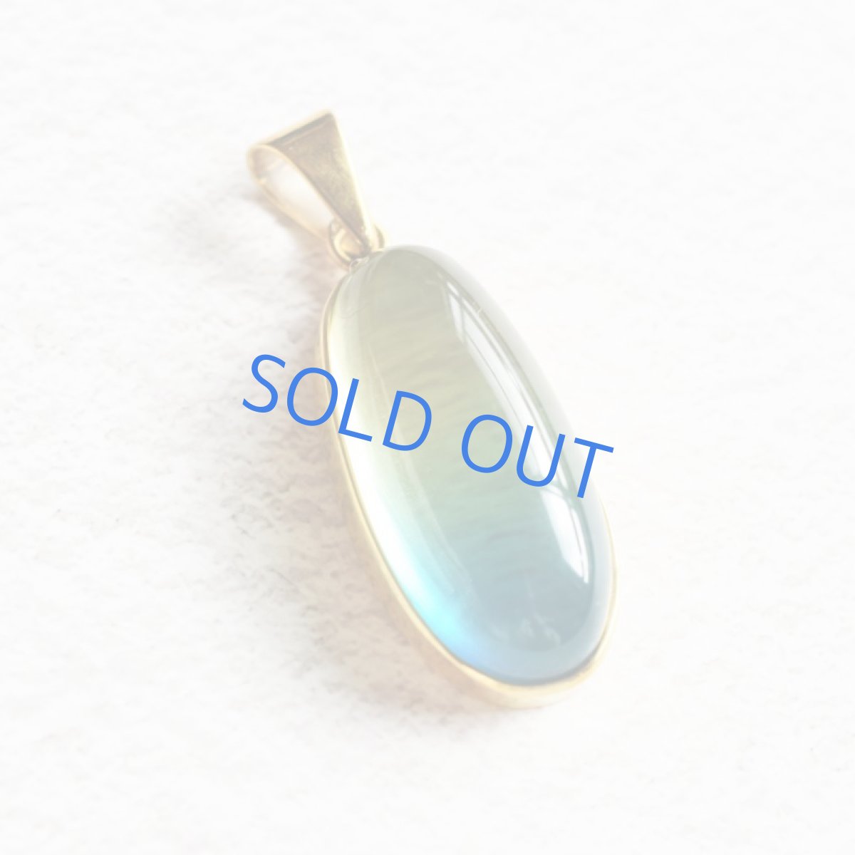 画像2: 半額SALE【限定１・E】超希少石！　海を閉じ込めた　バイカラー　イエロー×ブルーカラーアンバー　ゴールドカラー牛革コード　ロングネックレス　約85cm (2)