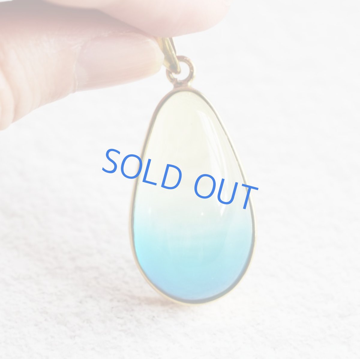 画像2: 【限定1・F】超希少石! 海を閉じ込めた バイカラー イエロー×ブルーカラーアンバー ゴールドカラー牛革コード ロングネックレス 約85cm (2)