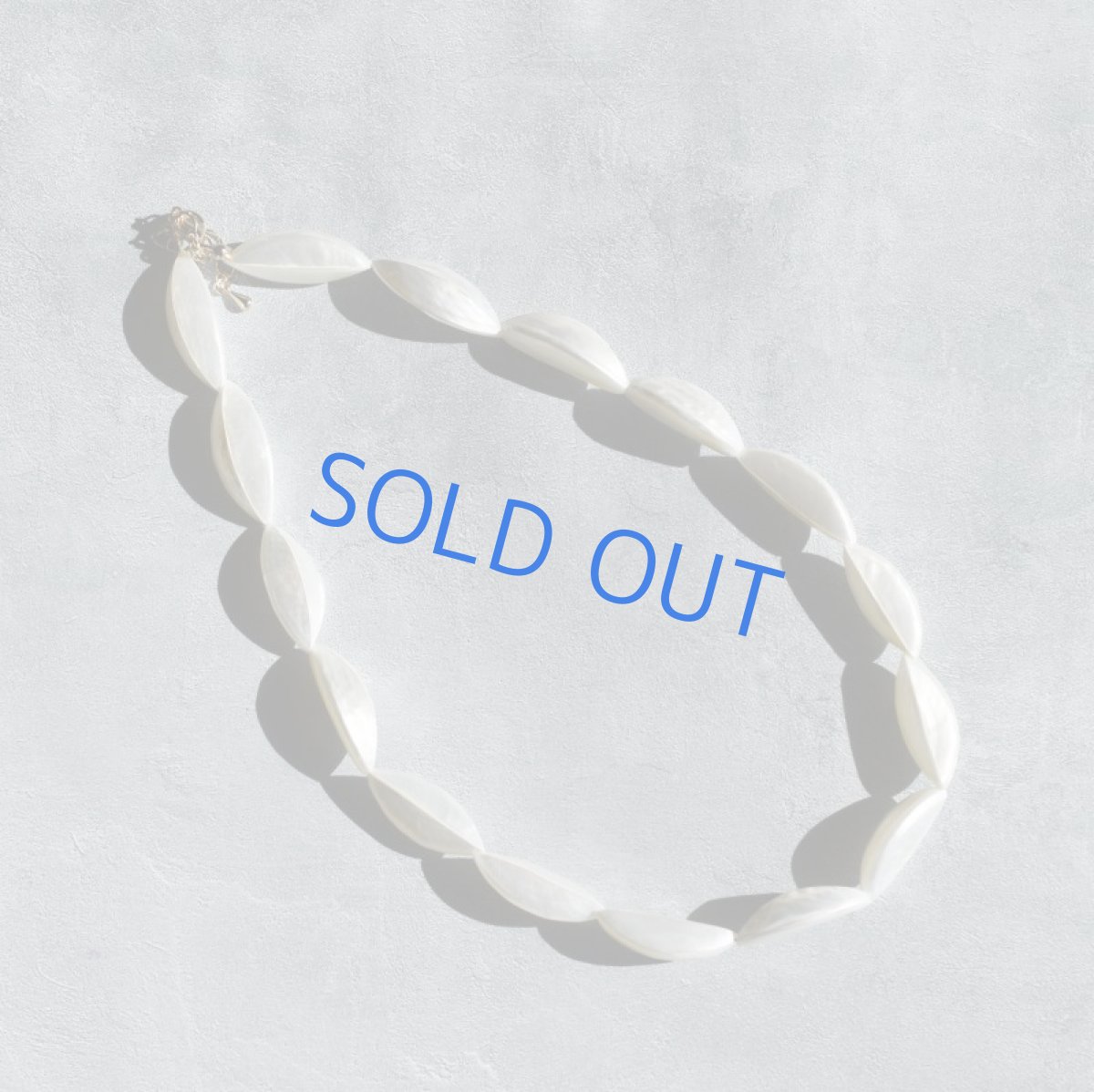 画像2: 【限定数のみ】シェルパール(トロカシェル）　連なり三日月　ショートネックレス約46cm+5cm (2)