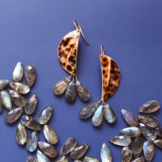 画像1: 【選べる・限定6ペア】レオパード柄シェル　ラブラドライトフリンジ　個性派ピアス（14KGF）  (1)