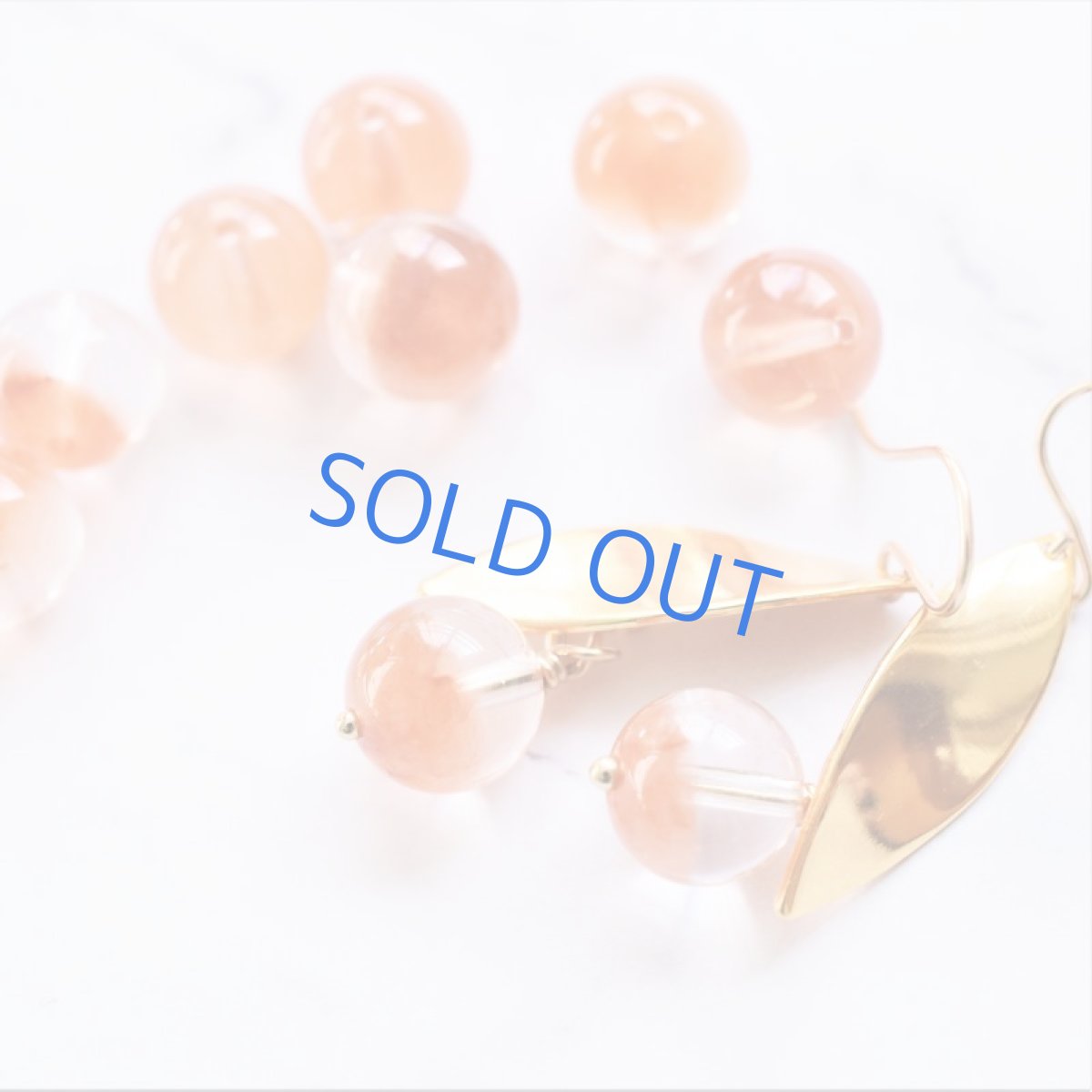 画像1: 【限定数のみ】バイカラー　ラビットファー　オレンジルチルクォーツ　サージカルステンレスフックピアス  (1)