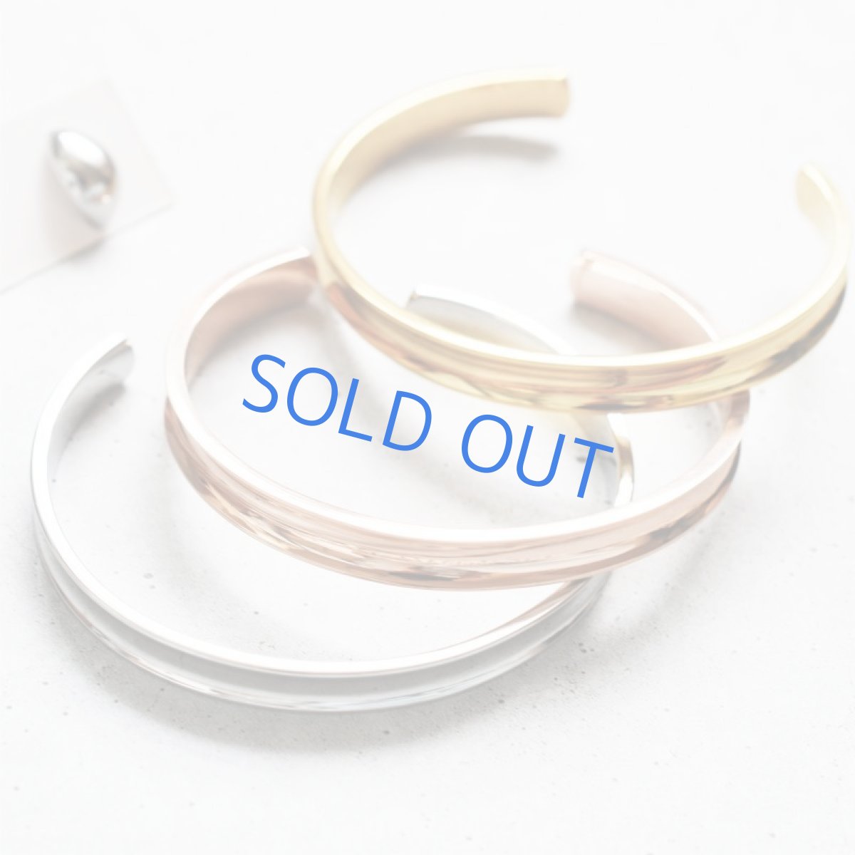 画像2: SALE・在庫僅少【残りゴールドのみ】シンプル　湾曲プレート　C型　サージカルステンレスバングル  (2)