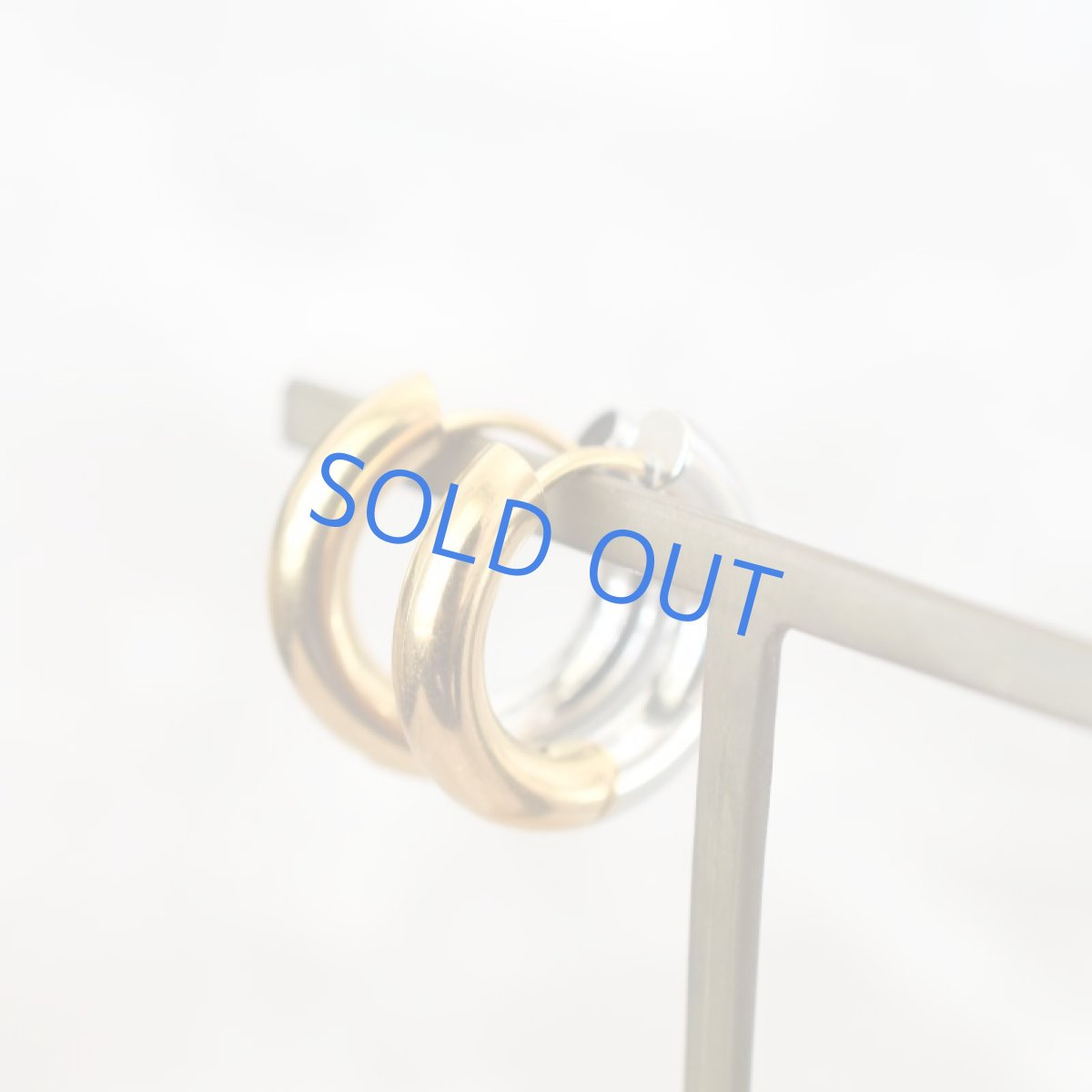 画像4: 冬の新作【316Lサージカルステンレス】バイカラー　ゴールド＆シルバー　リバーシブル　チャンキーフープピアス  (4)