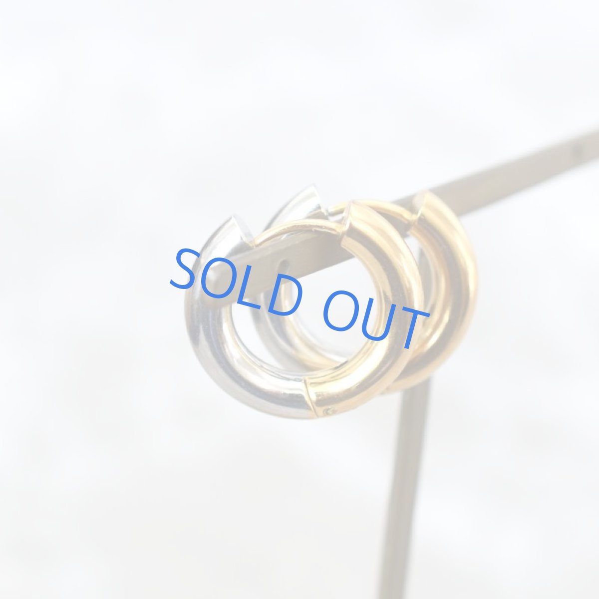 画像2: 冬の新作【316Lサージカルステンレス】バイカラー　ゴールド＆シルバー　リバーシブル　チャンキーフープピアス  (2)