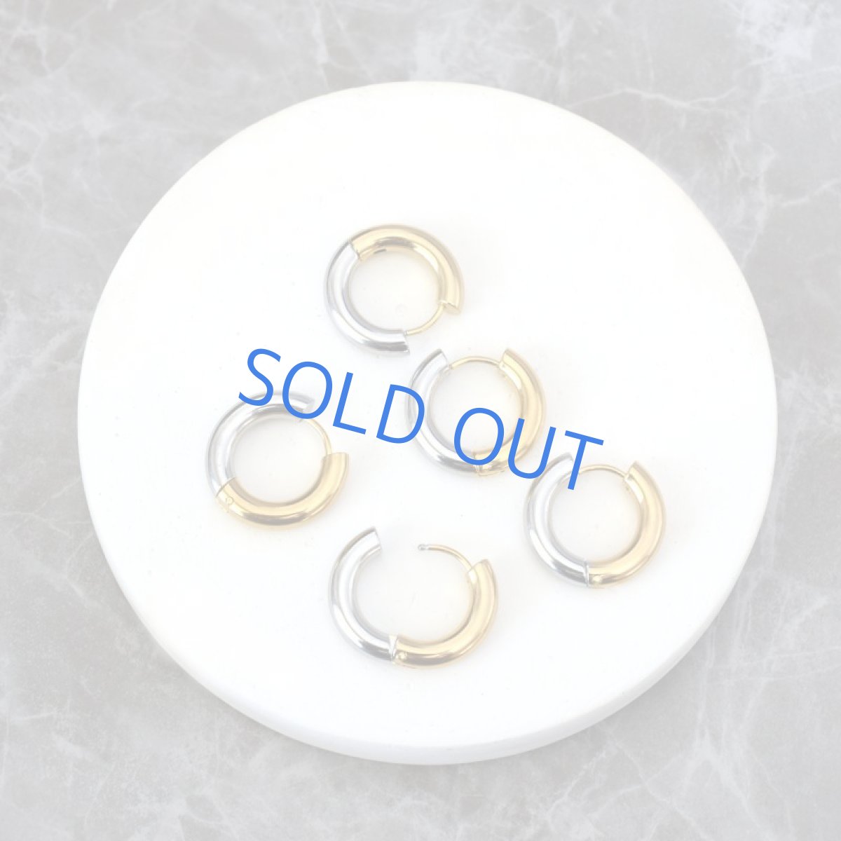 画像7: 冬の新作【316Lサージカルステンレス】バイカラー　ゴールド＆シルバー　リバーシブル　チャンキーフープピアス  (7)