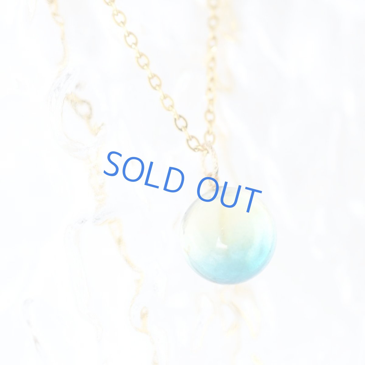 画像4: シルバー追加！ 【残り2】海のような　グラデーションブルーカラーアンバー　丸玉　ステンレスネックレス約50cm  (4)