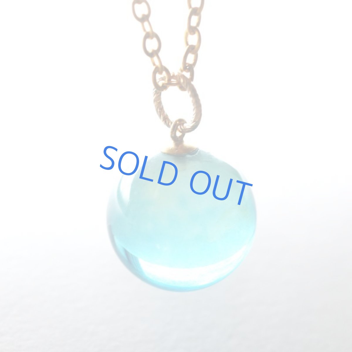 画像1: シルバー追加！ 【残り2】海のような　グラデーションブルーカラーアンバー　丸玉　ステンレスネックレス約50cm  (1)