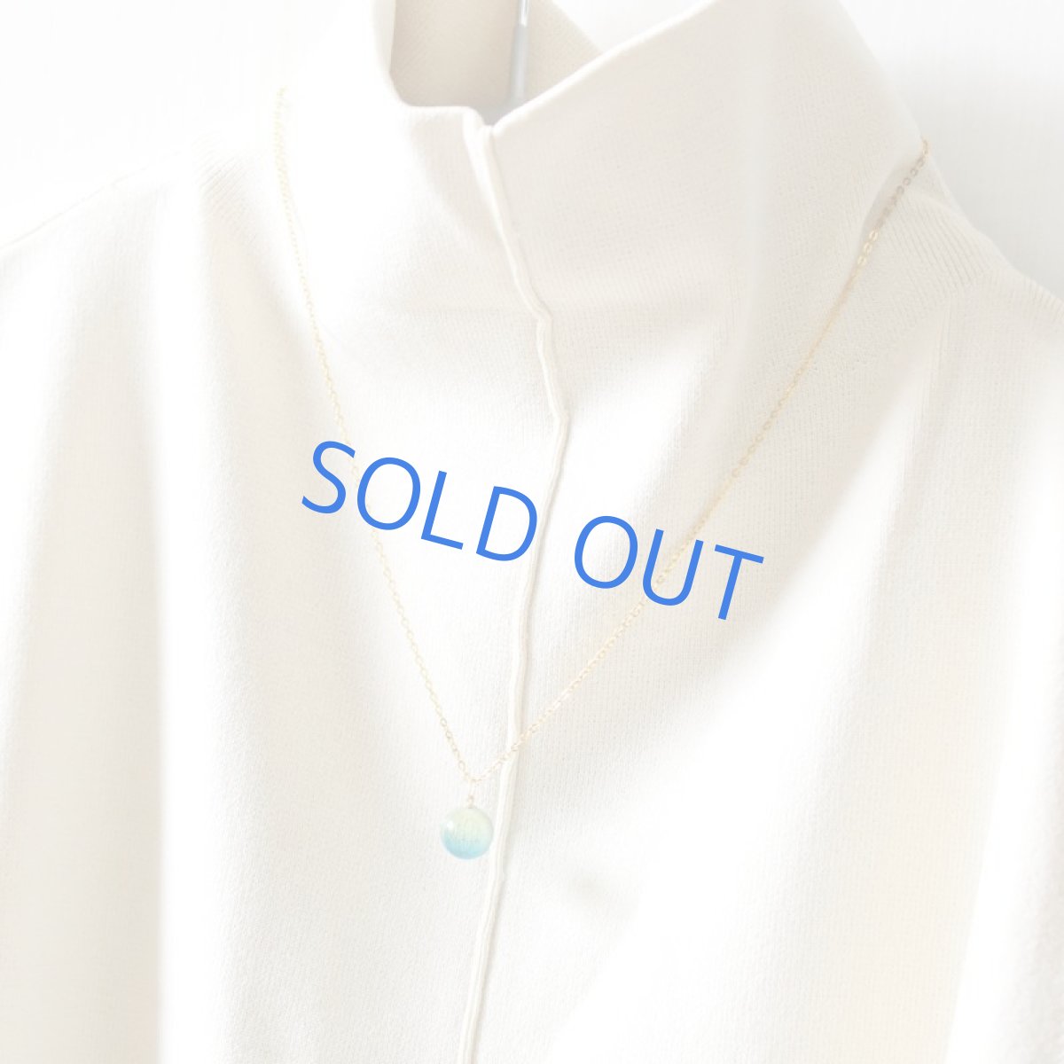 画像8: シルバー追加！ 【残り2】海のような　グラデーションブルーカラーアンバー　丸玉　ステンレスネックレス約50cm  (8)