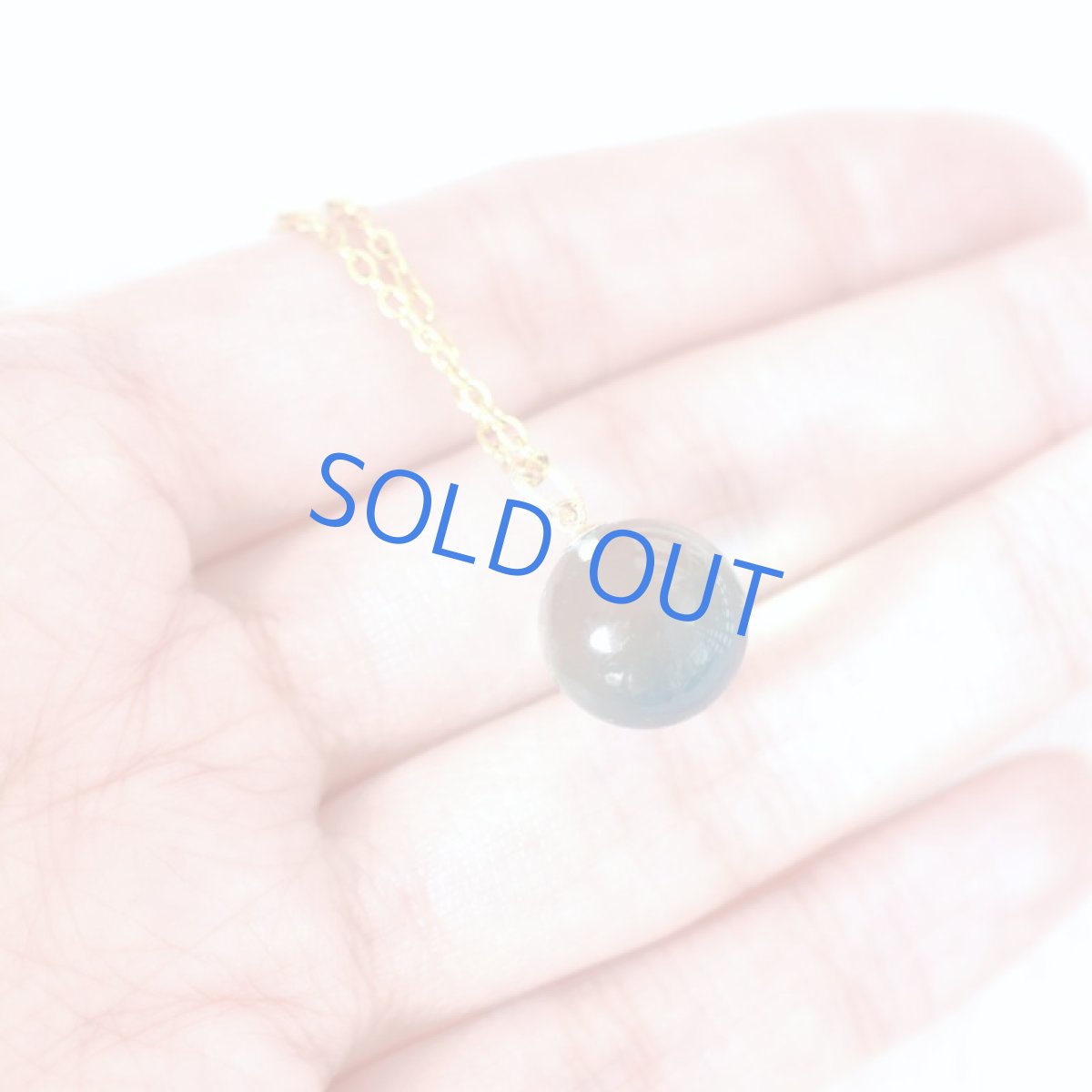 画像6: シルバー追加！ 【残り2】海のような　グラデーションブルーカラーアンバー　丸玉　ステンレスネックレス約50cm  (6)