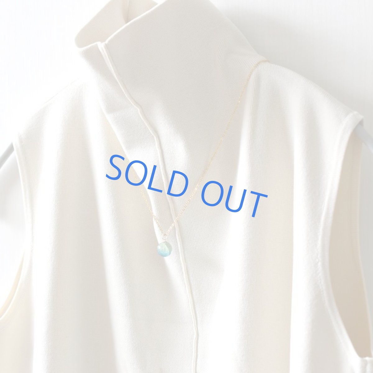 画像9: シルバー追加！ 【残り2】海のような　グラデーションブルーカラーアンバー　丸玉　ステンレスネックレス約50cm  (9)