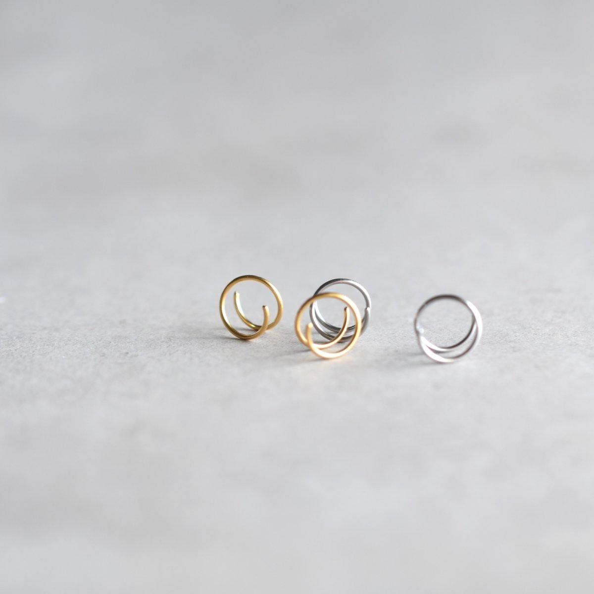 画像9: 秋の新作【金属アレルギー対応!・プレーン】男性も使える 重ね付け風 小さな シンプル カールピアス サージカルステンレス (9)