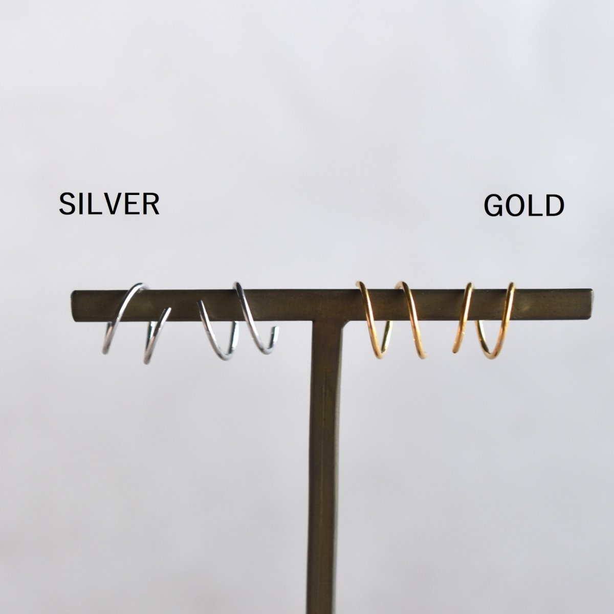 画像3: 秋の新作【金属アレルギー対応!・プレーン】男性も使える 重ね付け風 小さな シンプル カールピアス サージカルステンレス (3)