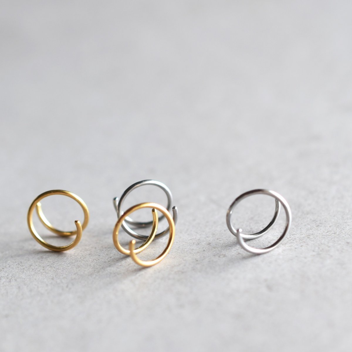 画像2: 秋の新作【金属アレルギー対応!・プレーン】男性も使える 重ね付け風 小さな シンプル カールピアス サージカルステンレス (2)