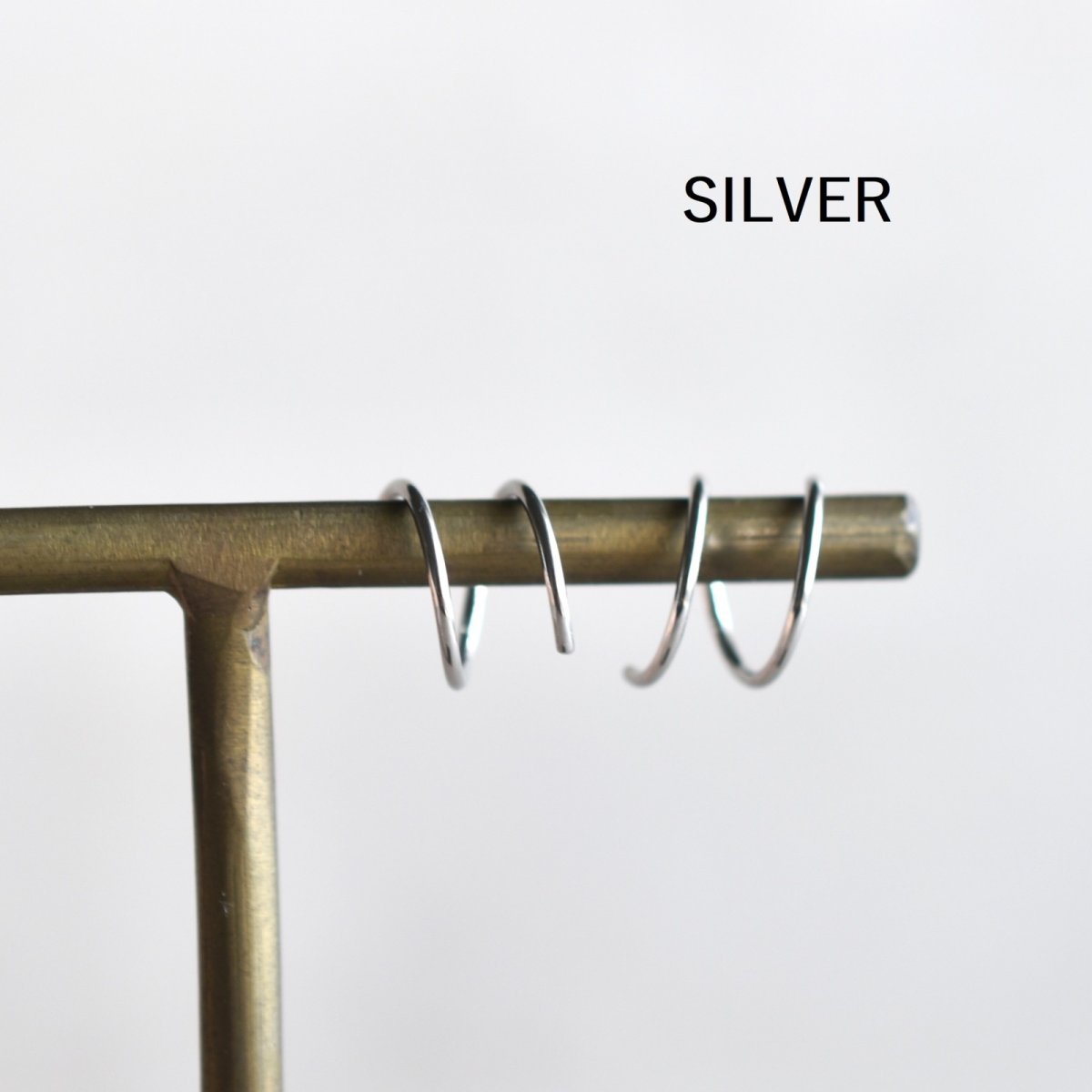 画像6: 秋の新作【金属アレルギー対応!・プレーン】男性も使える 重ね付け風 小さな シンプル カールピアス サージカルステンレス (6)