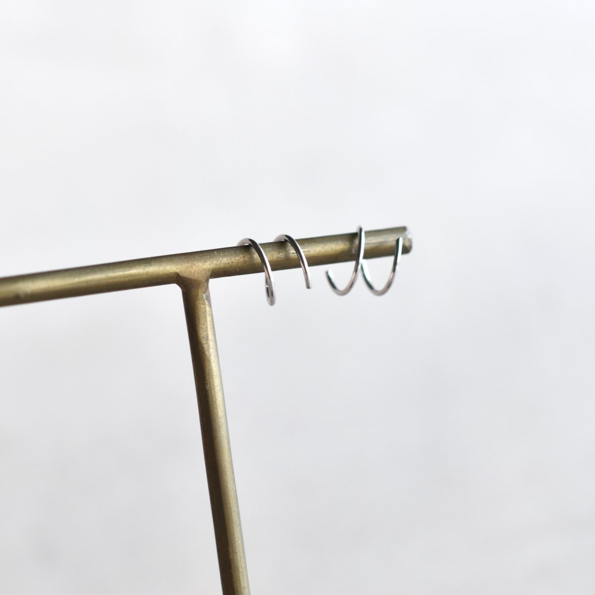 画像7: 秋の新作【金属アレルギー対応!・プレーン】男性も使える 重ね付け風 小さな シンプル カールピアス サージカルステンレス (7)