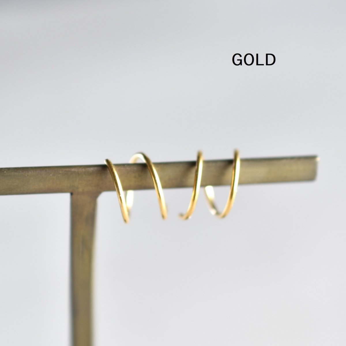 画像4: 秋の新作【金属アレルギー対応!・プレーン】男性も使える 重ね付け風 小さな シンプル カールピアス サージカルステンレス (4)