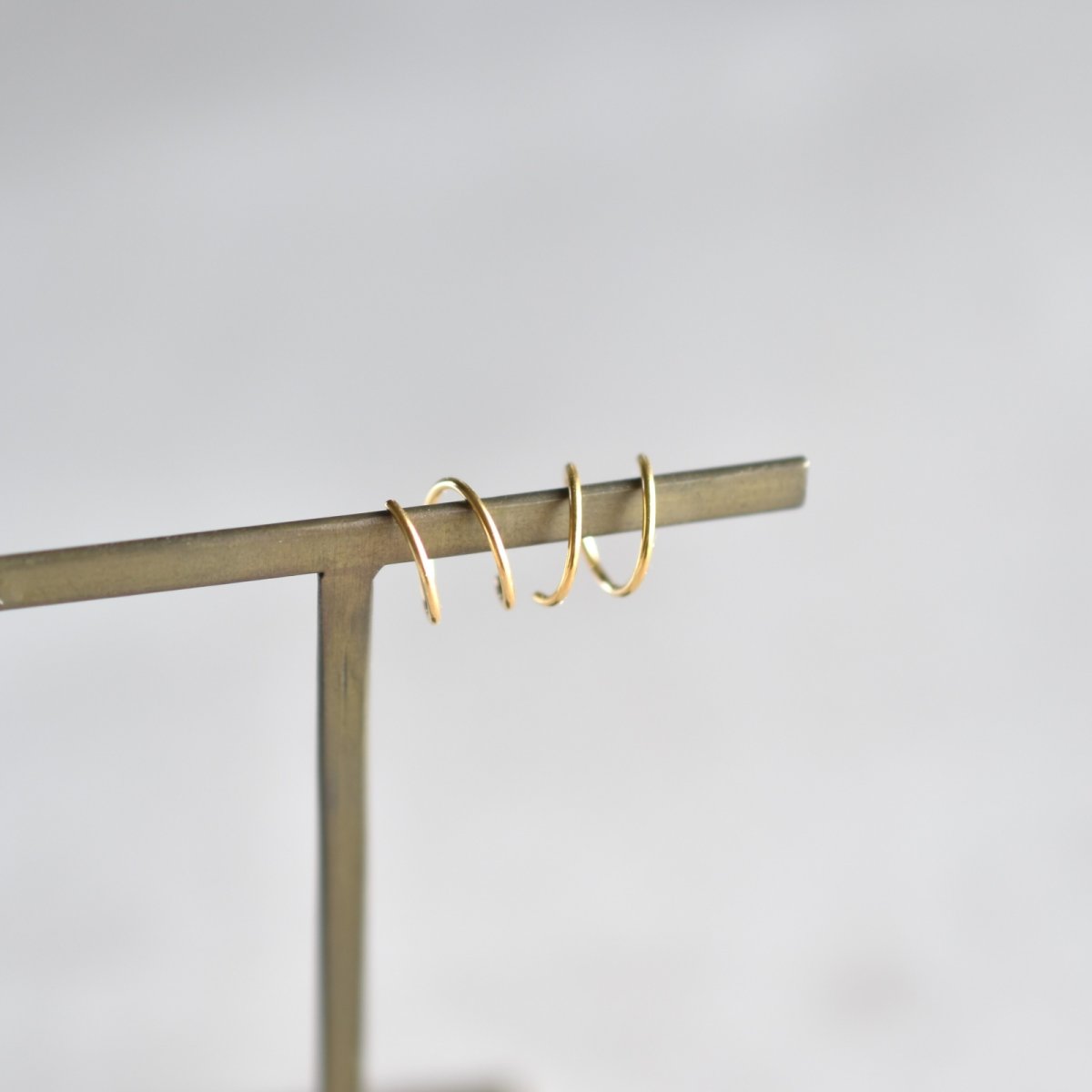 画像5: 秋の新作【金属アレルギー対応!・プレーン】男性も使える 重ね付け風 小さな シンプル カールピアス サージカルステンレス (5)