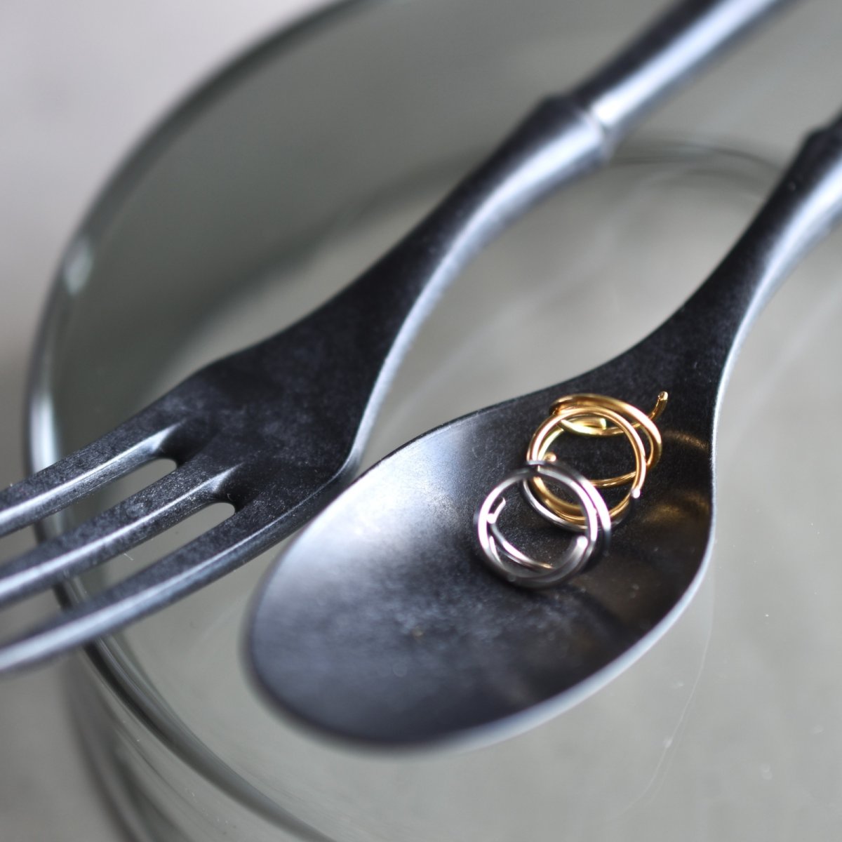 画像8: 秋の新作【金属アレルギー対応!・プレーン】男性も使える 重ね付け風 小さな シンプル カールピアス サージカルステンレス (8)