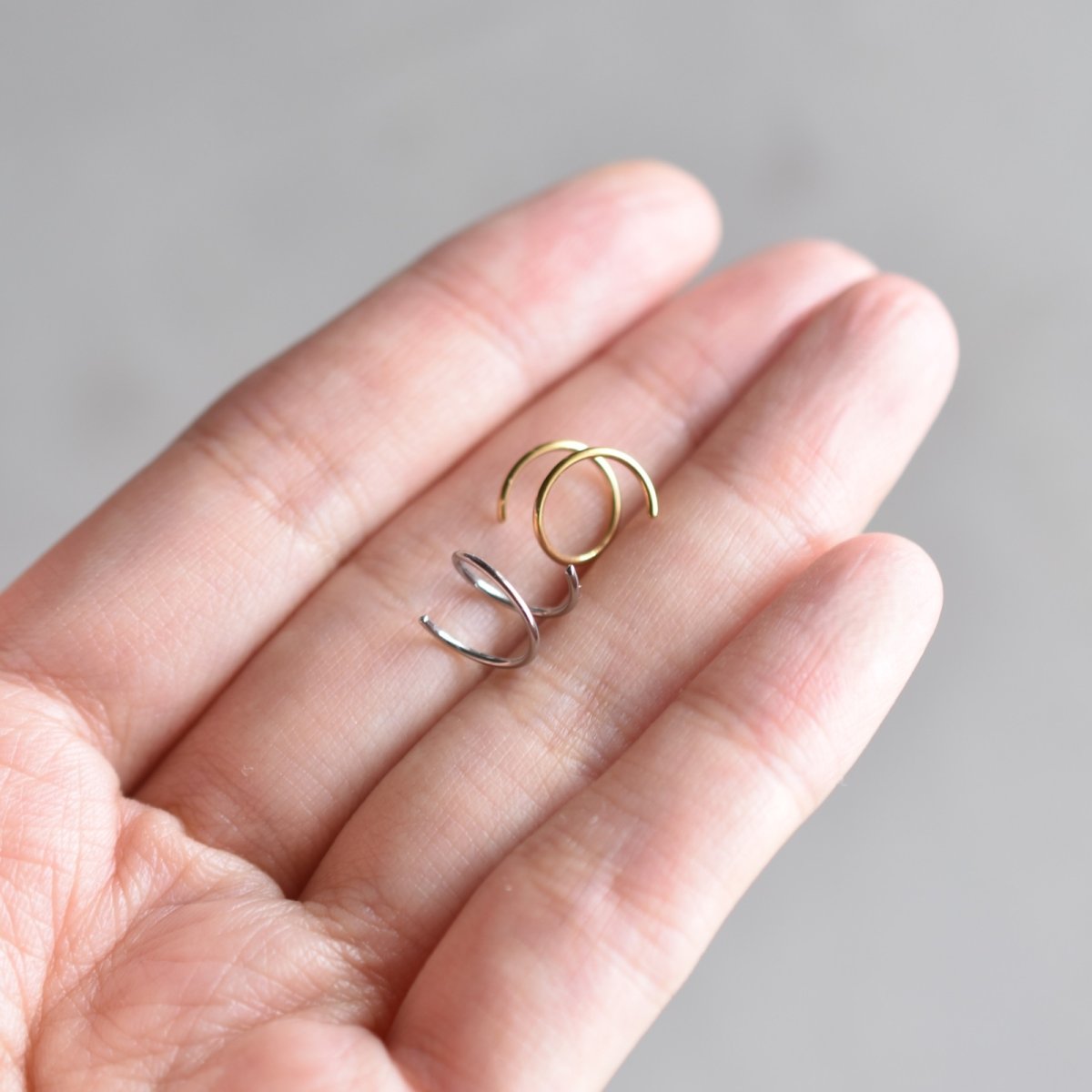 画像10: 秋の新作【金属アレルギー対応!・プレーン】男性も使える 重ね付け風 小さな シンプル カールピアス サージカルステンレス (10)