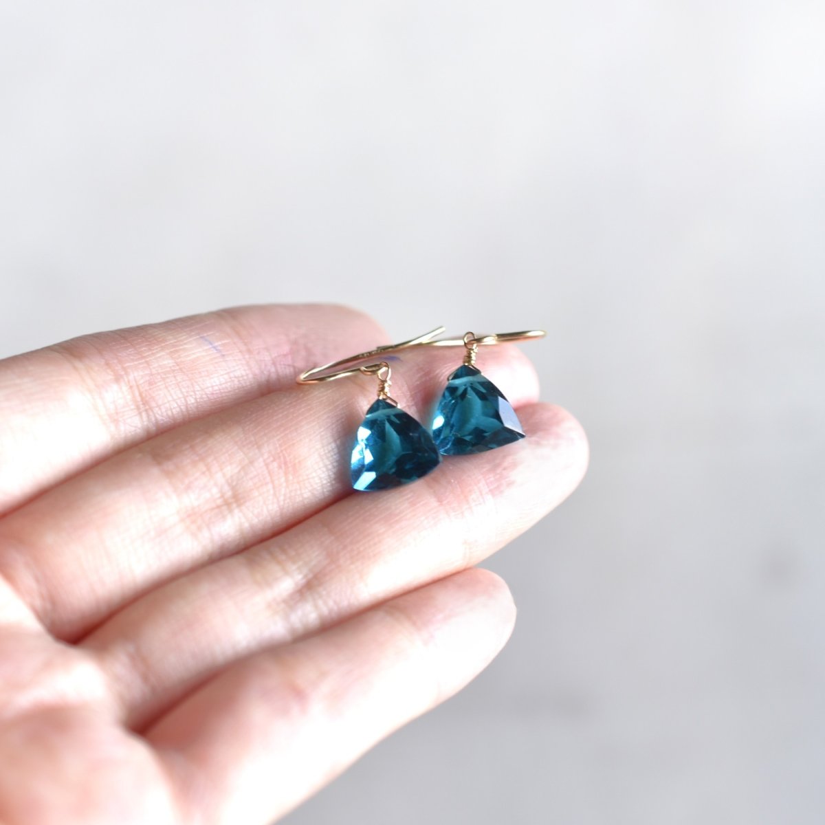 画像6: 秋の新作【限定数のみ】オリエンタル　ピーコッククォーツ　トライアングルジェム　一粒　サージカルステンレスフックピアス  (6)