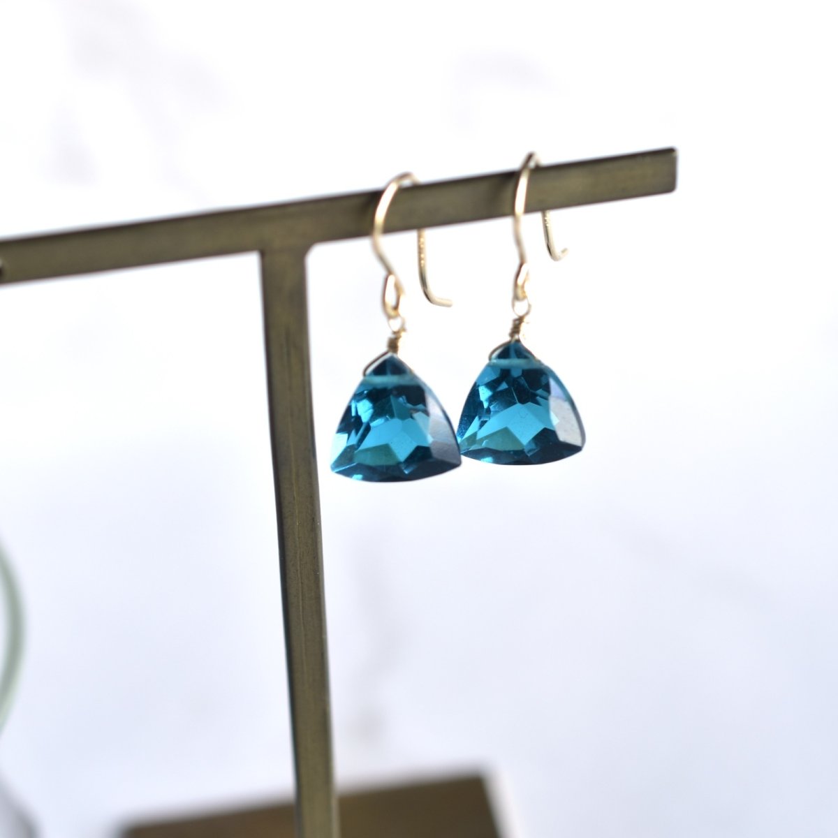 画像5: 秋の新作【限定数のみ】オリエンタル　ピーコッククォーツ　トライアングルジェム　一粒　サージカルステンレスフックピアス  (5)