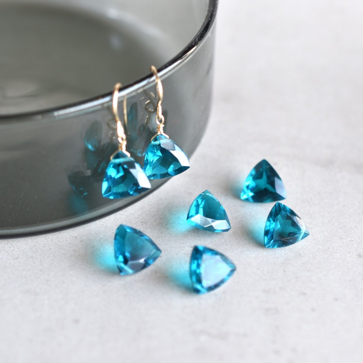 画像2: 秋の新作【限定数のみ】オリエンタル　ピーコッククォーツ　トライアングルジェム　一粒　サージカルステンレスフックピアス  (2)