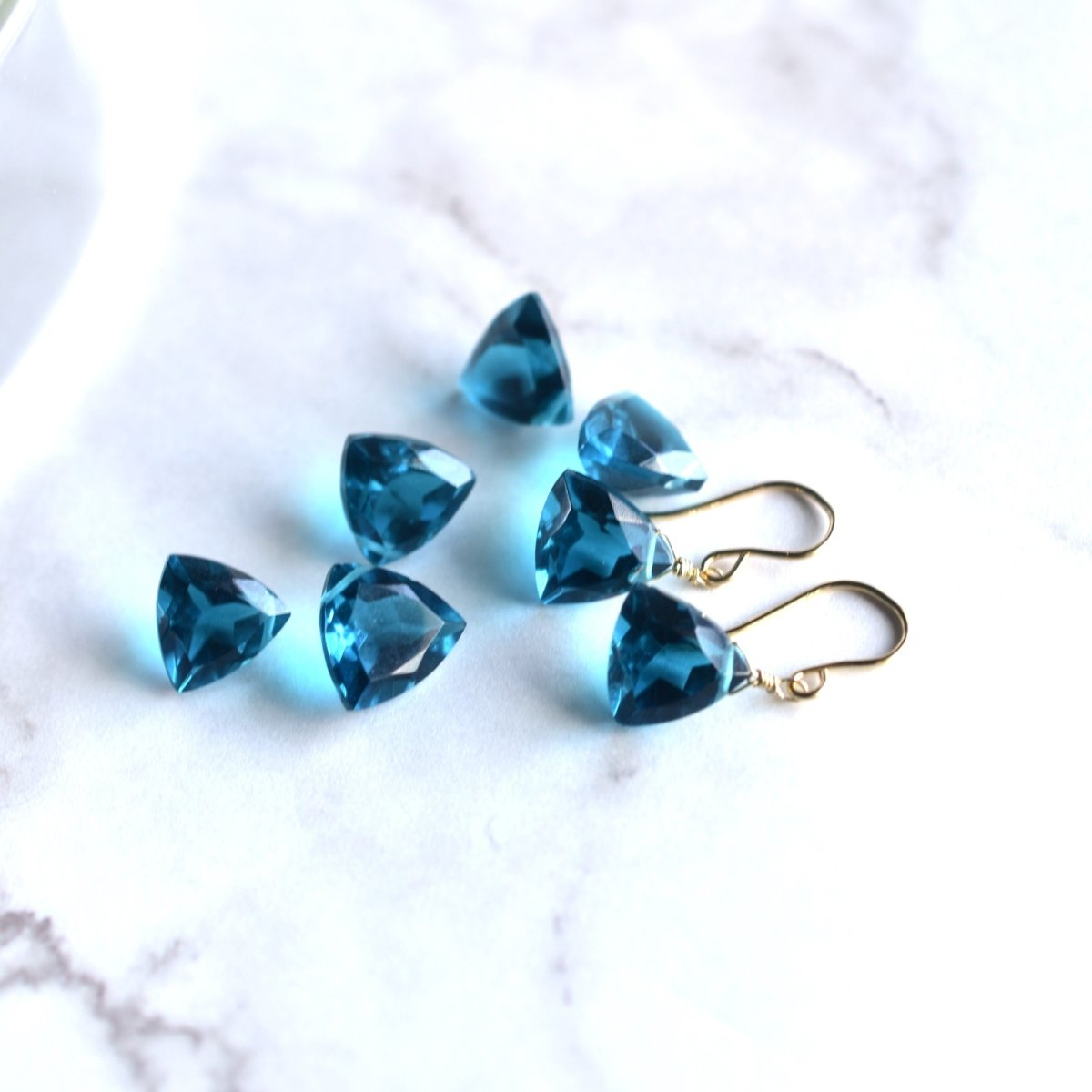 画像4: 秋の新作【限定数のみ】オリエンタル　ピーコッククォーツ　トライアングルジェム　一粒　サージカルステンレスフックピアス  (4)