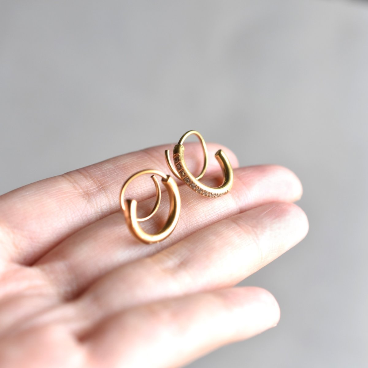 画像7: 残りゴールドのみ【金属アレルギー対応！】2連　重ね付け風　ジルコニア付　カールフープピアス　サージカルステンレス  (7)