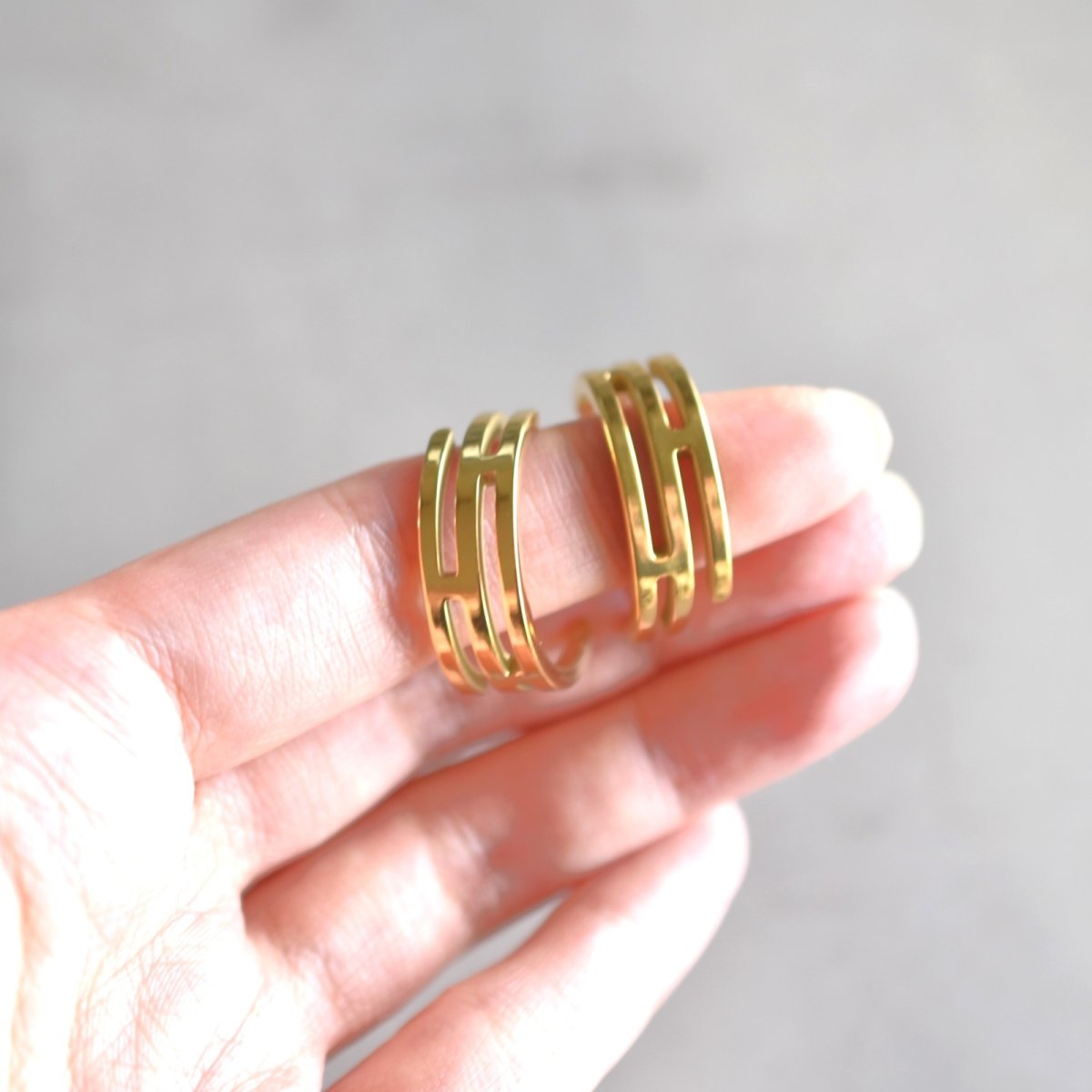 画像4: 【金属アレルギー対応！】透かしデザイン　ハーフフープピアス　サージカルステンレス (4)