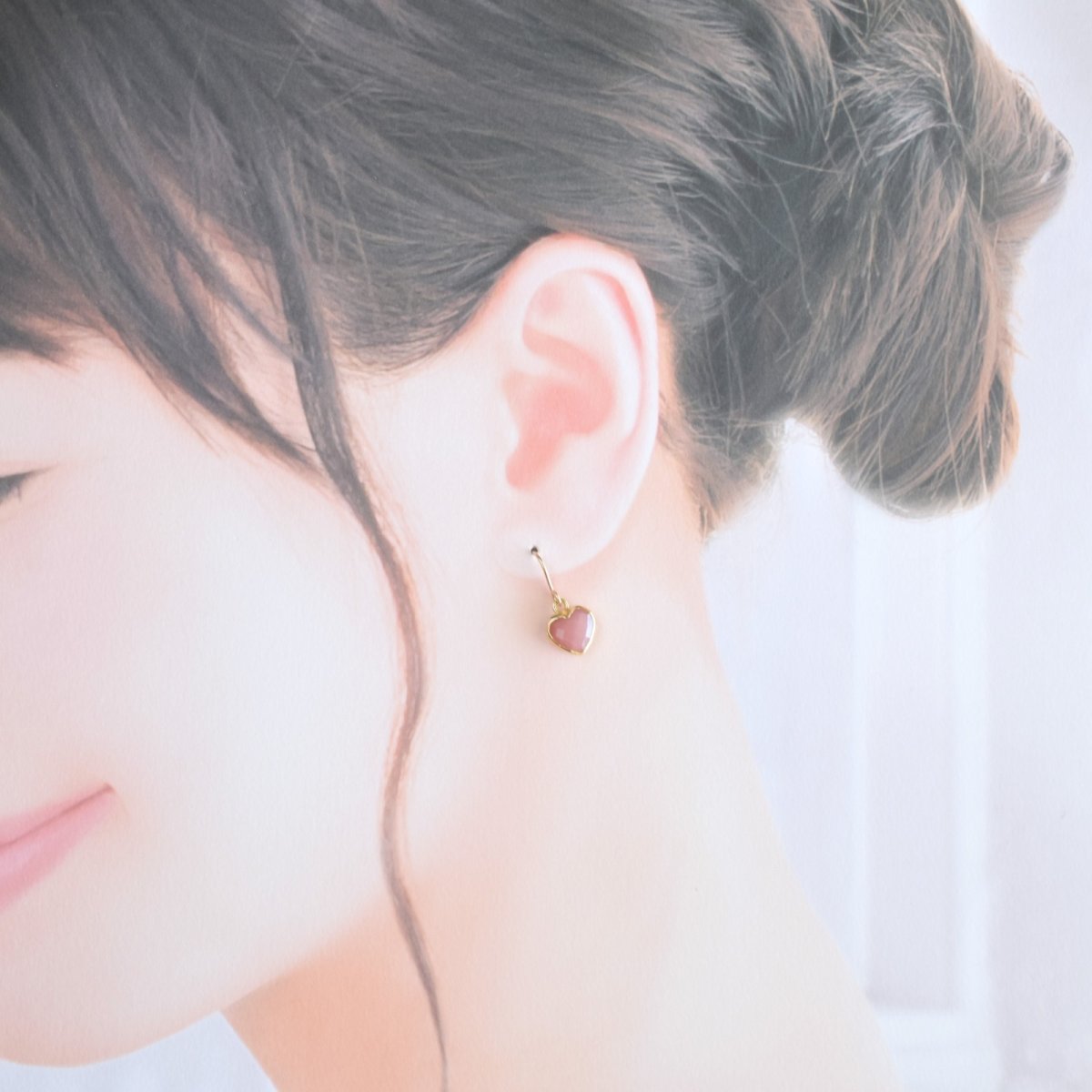 画像11: 秋の新作【限定数のみ・イヤリング変更可】小さなハート　ピンクオパール　フレーム　サージカルステンレスフックピアス  (11)