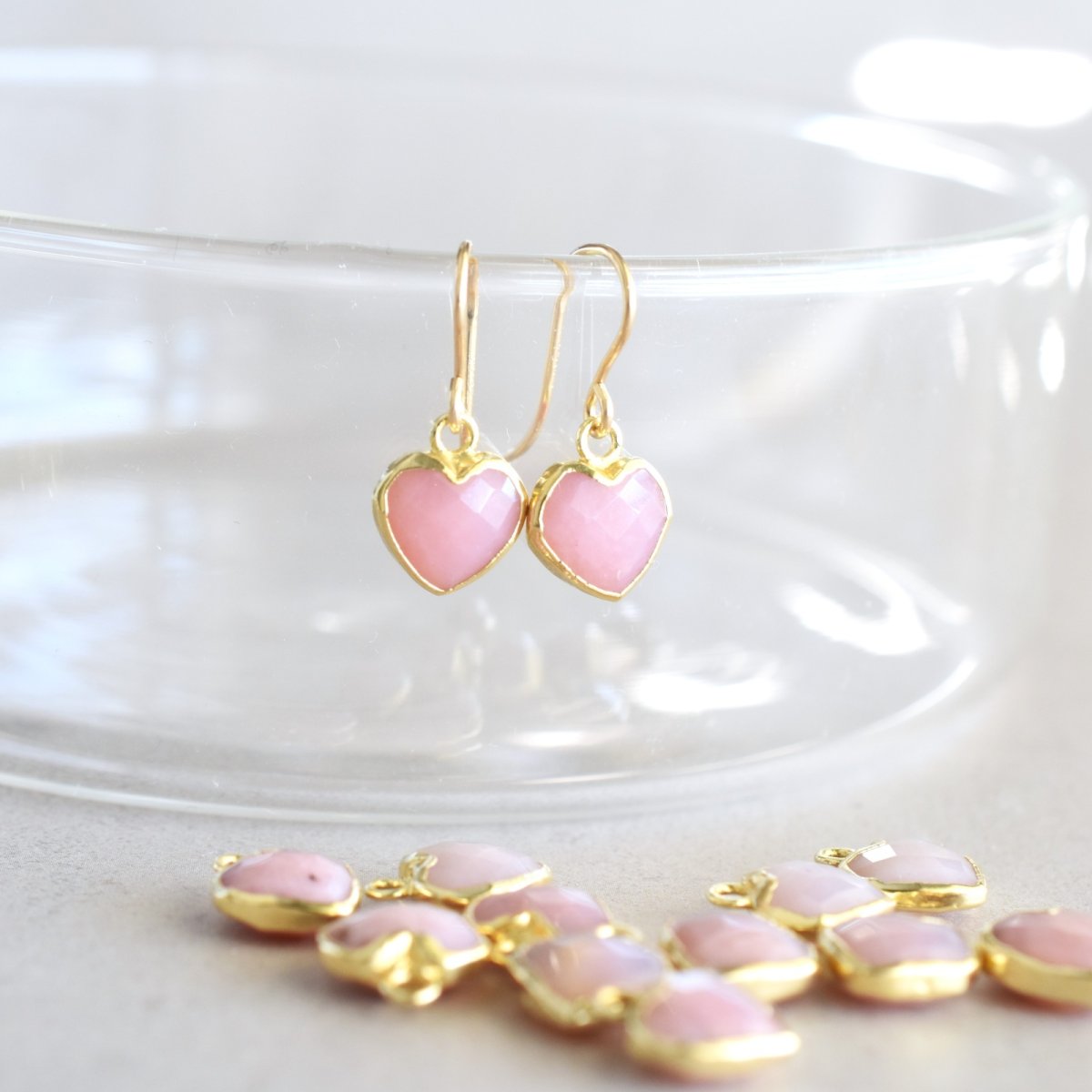 画像5: 秋の新作【限定数のみ・イヤリング変更可】小さなハート　ピンクオパール　フレーム　サージカルステンレスフックピアス  (5)