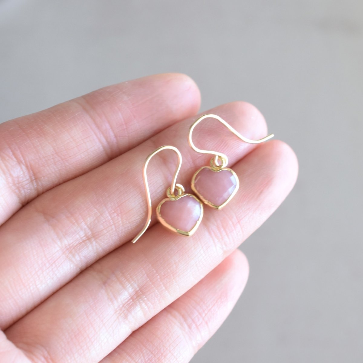 画像6: 秋の新作【限定数のみ・イヤリング変更可】小さなハート　ピンクオパール　フレーム　サージカルステンレスフックピアス  (6)