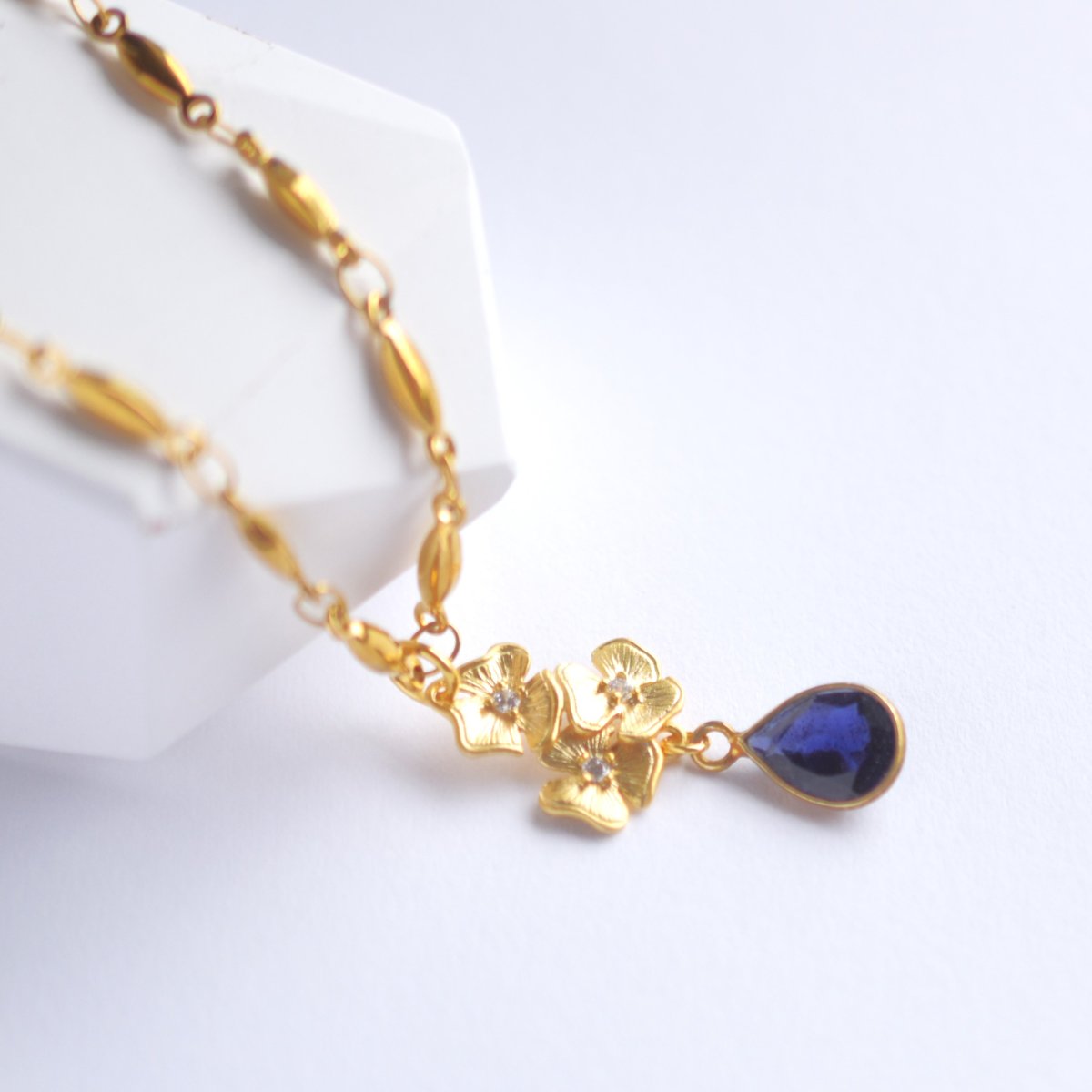 画像4: 【残り2】フラワーチャーム　AAA　アイオライト　18Kメッキフレーム　サージカルステンレスネックレス  (4)