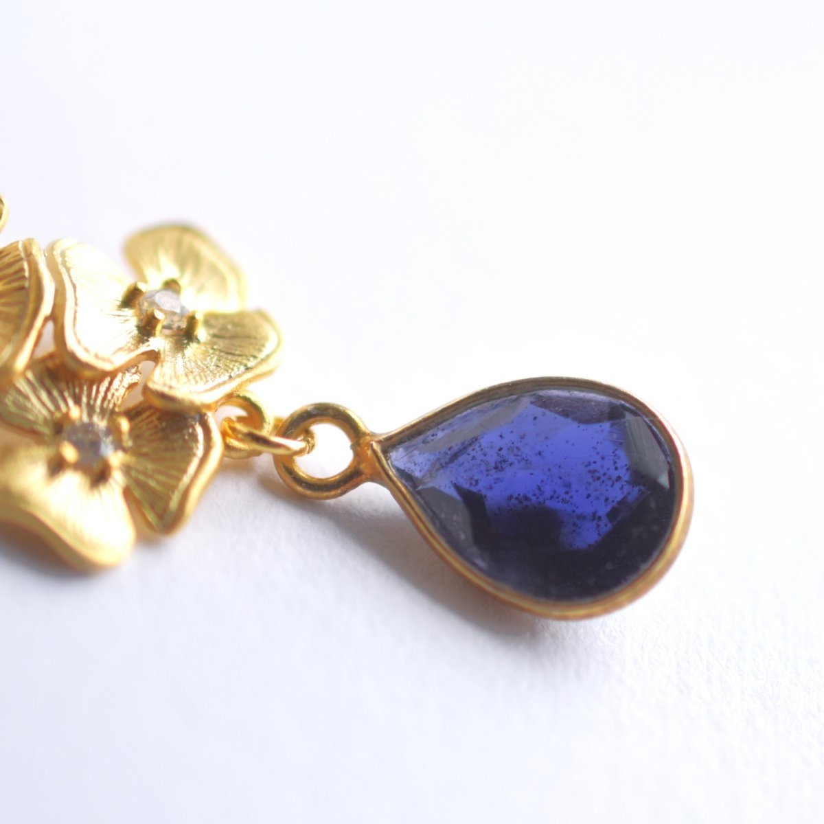 画像2: 【残り2】フラワーチャーム　AAA　アイオライト　18Kメッキフレーム　サージカルステンレスネックレス  (2)