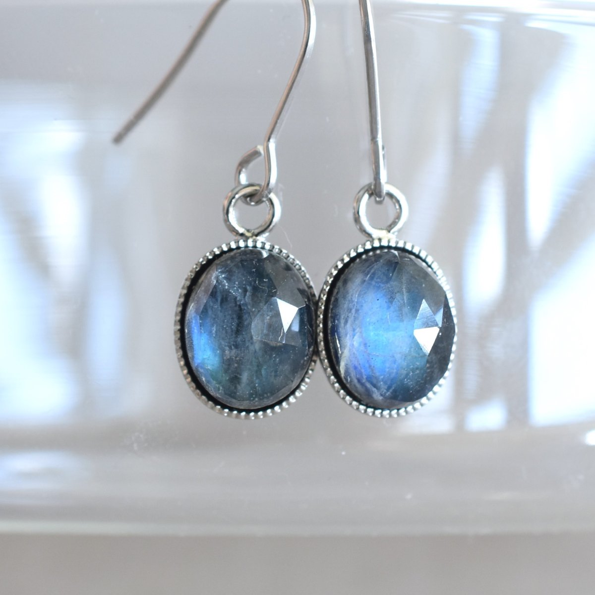 画像2: 秋の新作【限定数のみ・イヤリング変更可】オニキス×ラブラドライト×クリスタル トリプレットカボション サージカルステンレスフックピアス  (2)