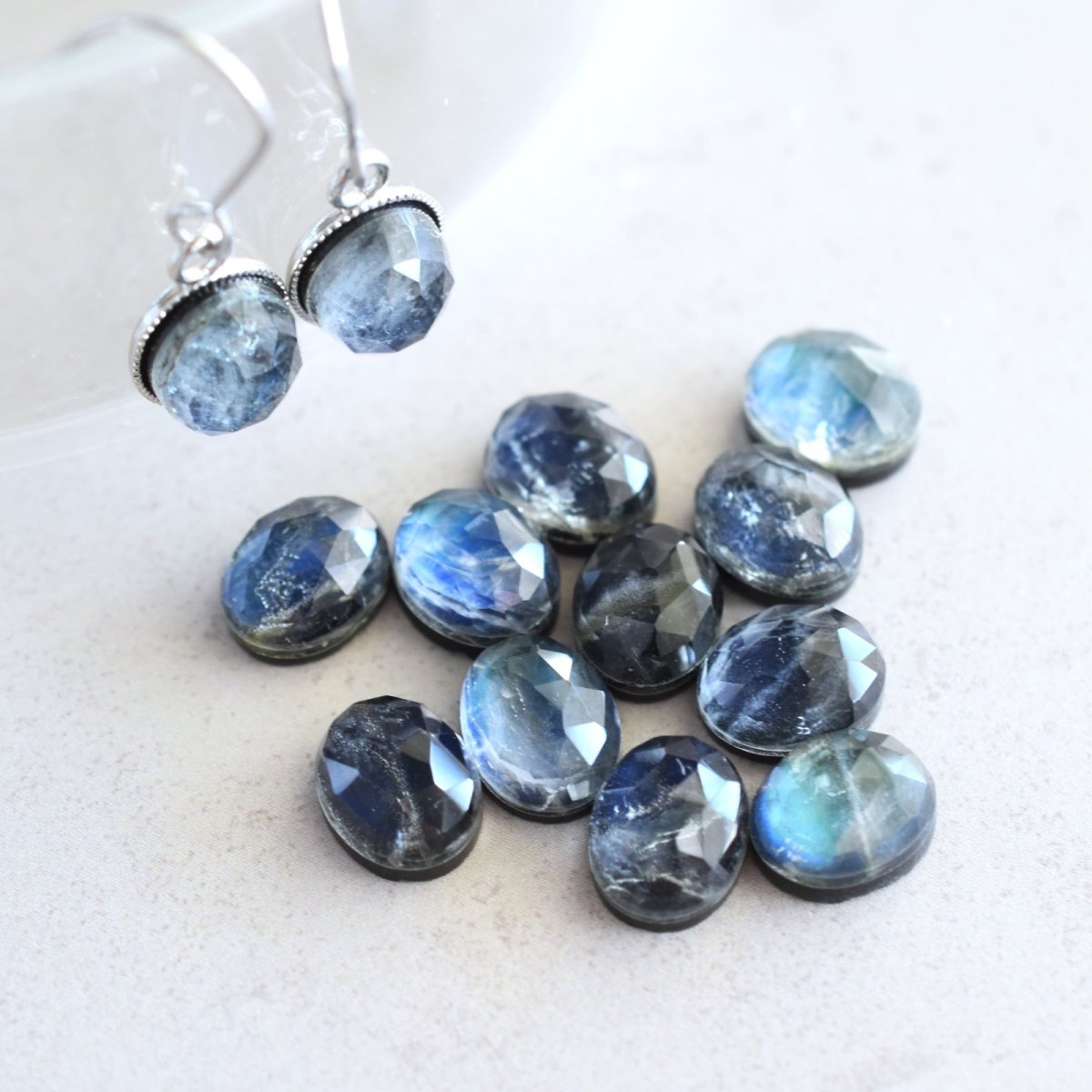 画像6: 秋の新作【限定数のみ・イヤリング変更可】オニキス×ラブラドライト×クリスタル トリプレットカボション サージカルステンレスフックピアス  (6)