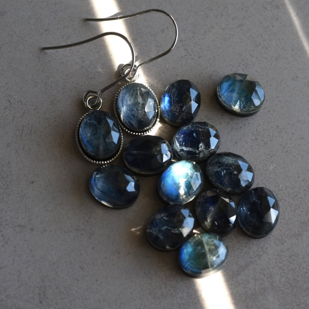 画像7: 秋の新作【限定数のみ・イヤリング変更可】オニキス×ラブラドライト×クリスタル トリプレットカボション サージカルステンレスフックピアス  (7)