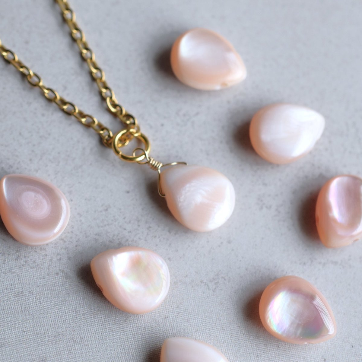 画像2: SALE30%OFF・新入荷!【限定数のみ】桜カラー ピンクシェル ペアシェイプ サージカルステンレスネックレス  (2)