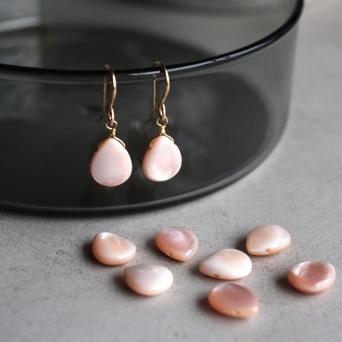 画像5: SALE30％OFF・人気再入荷！【限定数のみ】桜カラー　ピンクシェル　ペアシェイプ　サージカルステンレスフックピアス  (5)