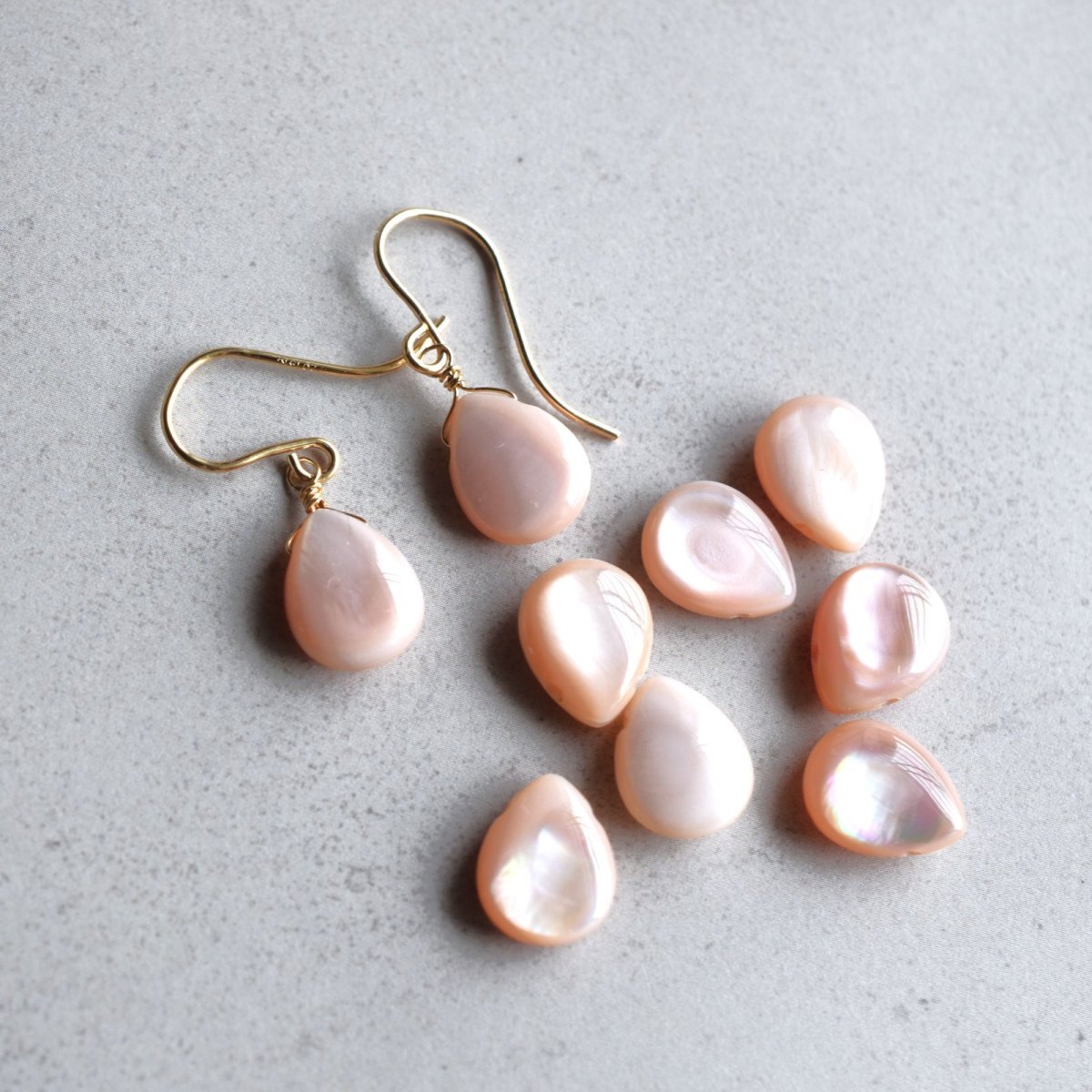 画像4: SALE30％OFF・人気再入荷！【限定数のみ】桜カラー　ピンクシェル　ペアシェイプ　サージカルステンレスフックピアス  (4)