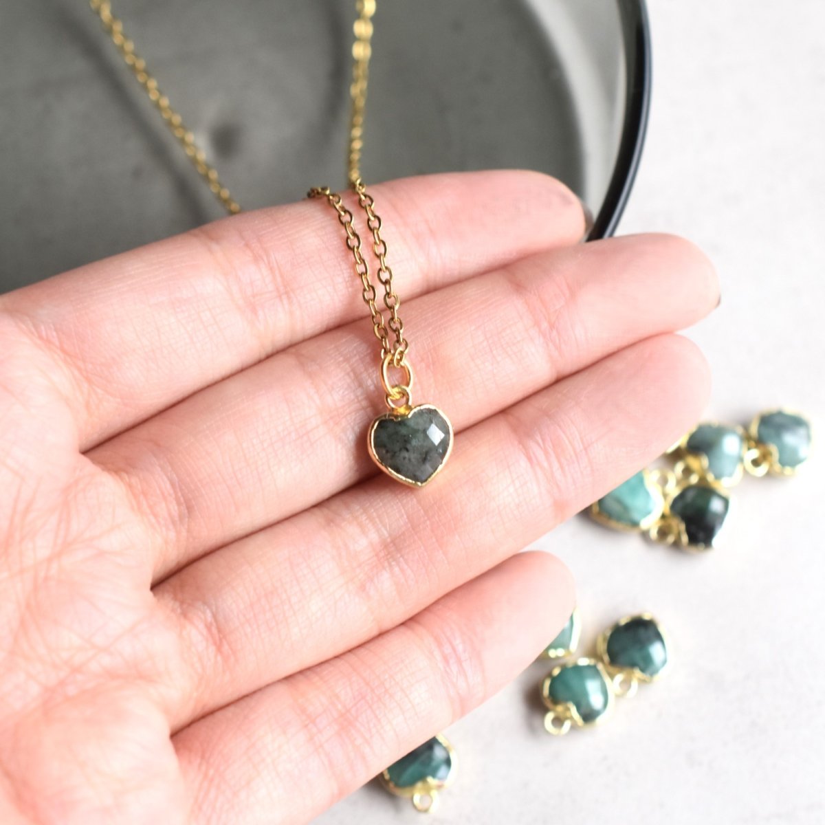 画像6: 冬の新作【限定数のみ】モスグリーン♪　小さなハート　エメラルド　フレーム　サージカルステンレスネックレス40cm  (6)