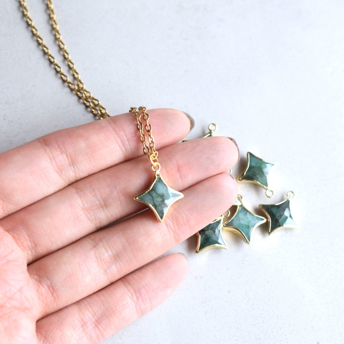 画像5: 冬の新作【限定数のみ】モスグリーン♪　ダイヤカット　エメラルド　フレーム　サージカルステンレスネックレス50cm  (5)