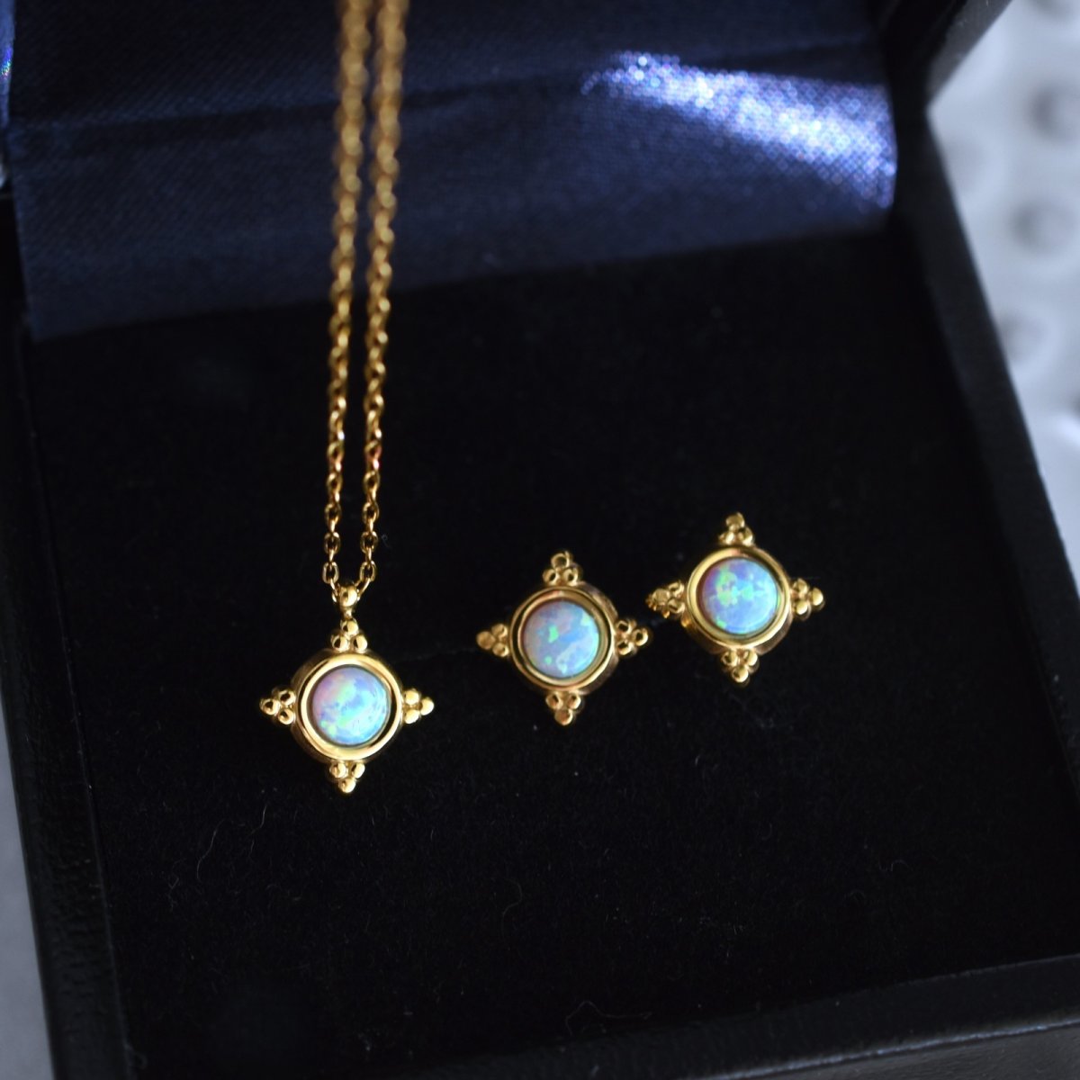 画像2: Creema特集掲載　揺らめく遊色　ブルーオパール　クラシックフレーム　小さな　サージカルステンレスピアス  (2)